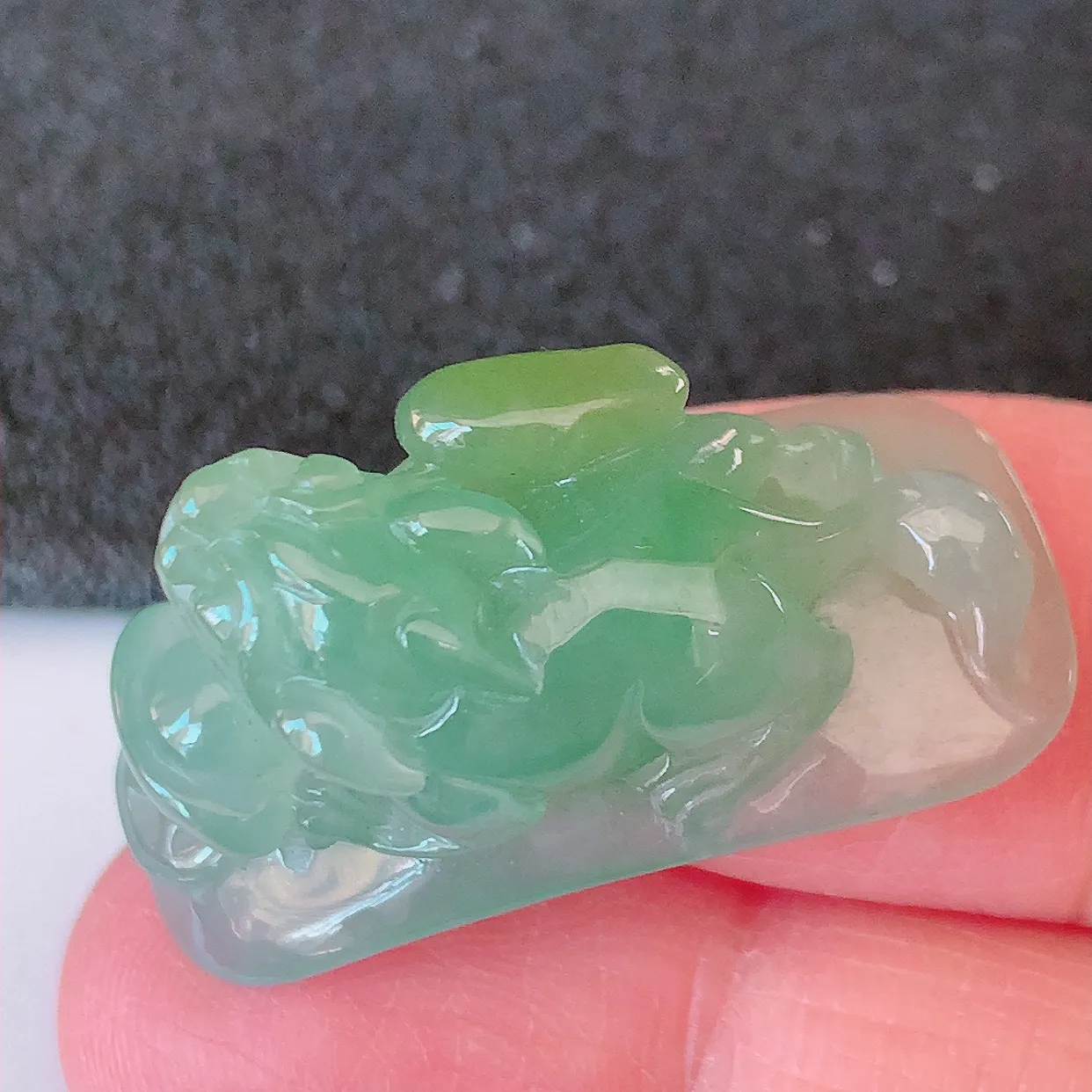 自然光实拍，冰种双彩貔貅翡翠手环，种老水足，冰清玉润   颜色漂亮  #81.20取一尺寸32.5*14.5*14.5