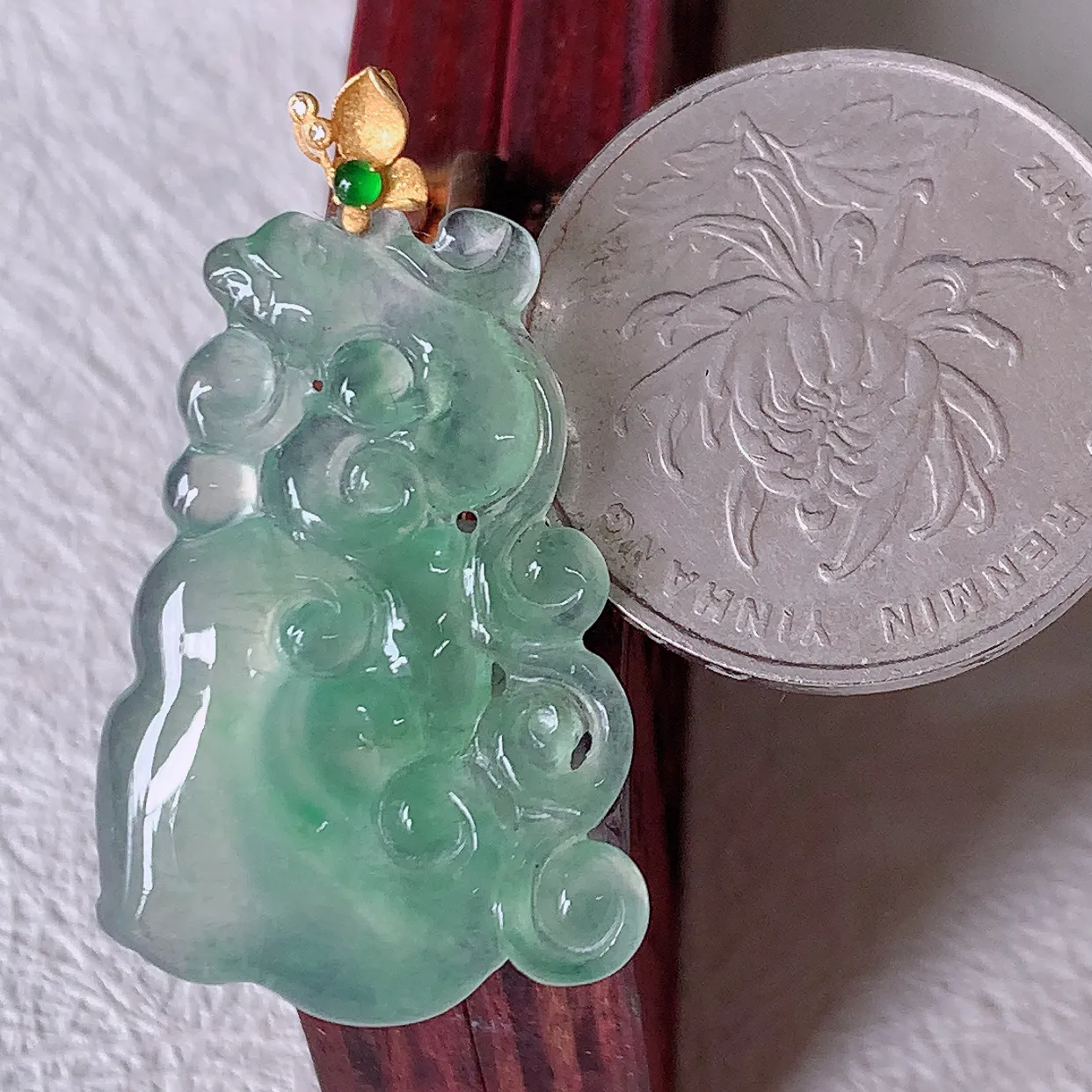 自然光实拍，18k金镶嵌冰种翡翠如意吊坠，寓意顺心如意，事事如意，吉祥如意，细腻饱满，色泽鲜艳，称心如意佩戴优雅时尚！#02.22整体35裸石30*20.5*4.2