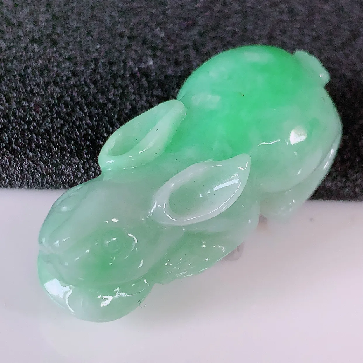 自然光实拍，冰润飘绿翡翠生肖兔子吊坠，种老水足，雕工精湛 ，寓意美好， 佩戴时尚出众！#87.20