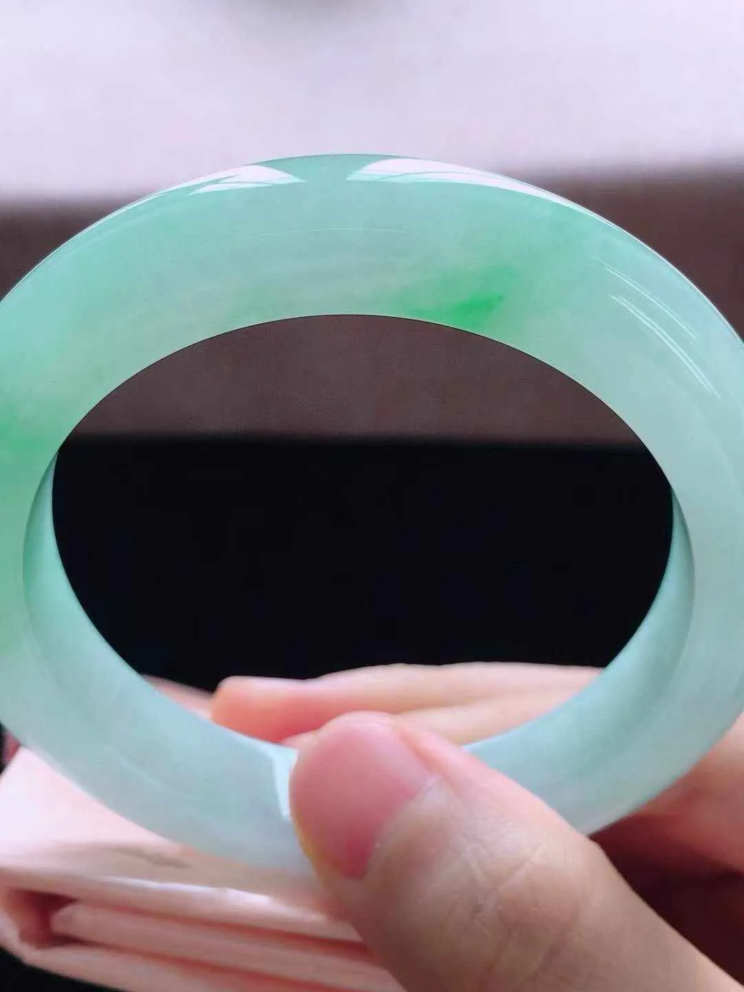 【翡翠名称】老种飘绿花54.8正圈口翡翠手镯
【翡翠尺寸】54.8*11.3*9.5mm适合53.8-56正圈口佩戴
【翡翠描述】缅甸天然翡翠A货，种老水足，玉质细腻，色泽靓丽，性价比高，佩戴效果好！