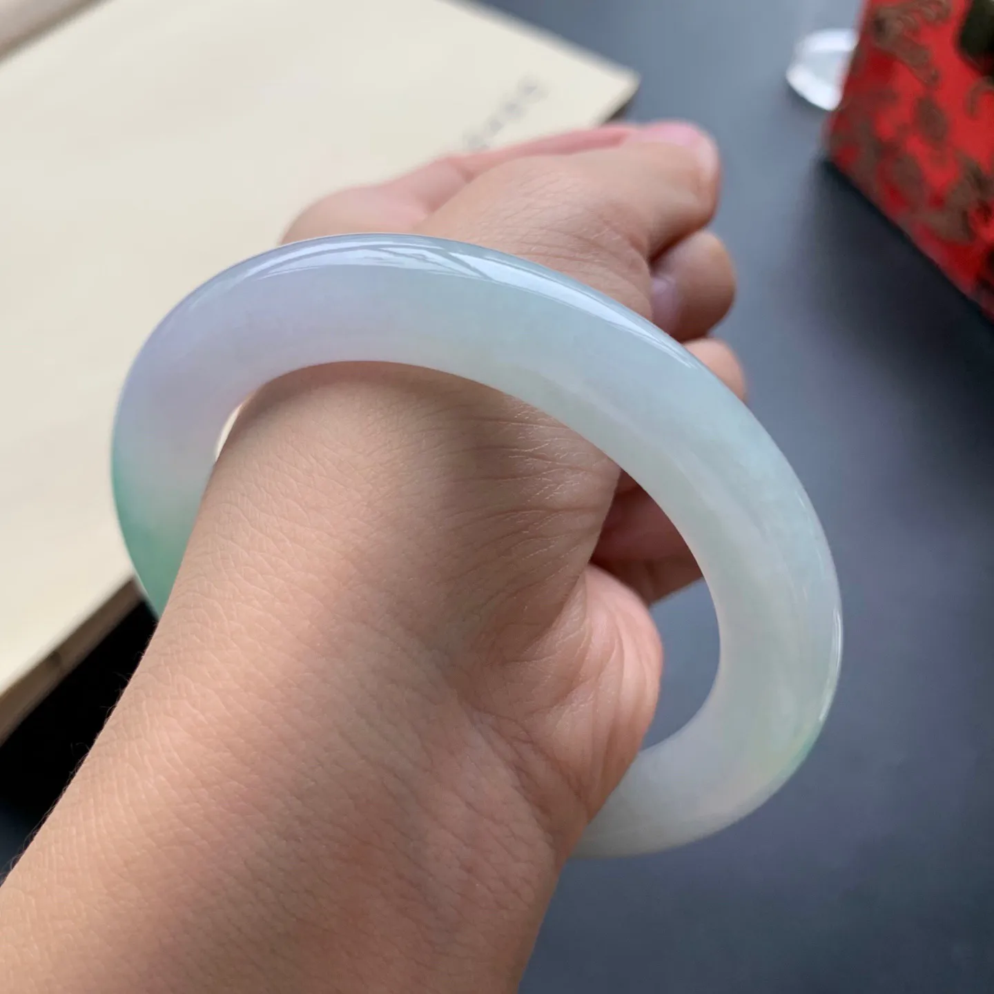 57圈口飘绿圆条手镯 尺寸：57-10.2-10.8，无纹裂，细腻釉洁，色泽靓丽