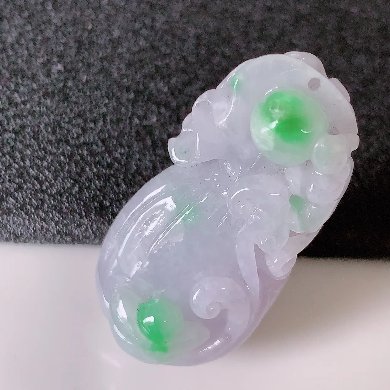 自然光实拍，冰润飘绿翡翠招财钱袋子吊坠，寓意“代代有福，代代有财，腰缠万贯”玉质细腻，佩戴效果佳！#02.25