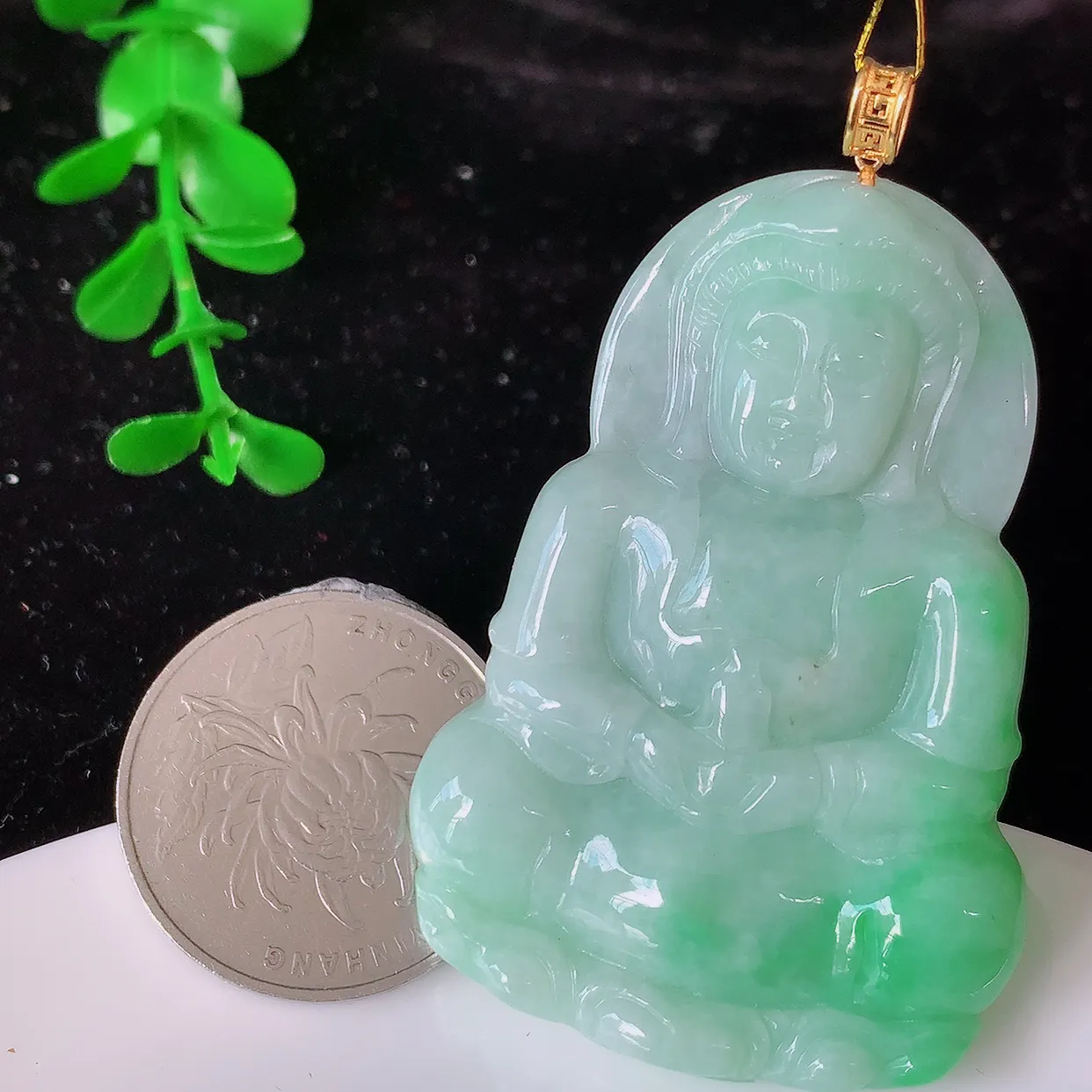 18K金镶嵌冰润飘绿翡翠观音菩萨吊坠，赐福翡翠观音，观音面相端庄，品相佳，佩戴气质！#35.22
