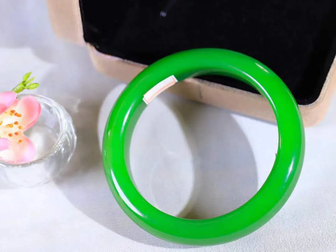 （温柔雅致.手镯）

典藏传家级臻品️和田玉碧玉手镯。镯型饱满，温润细腻，脂润沁香。️执一卷书，沏一盏茶，着一袭裙，戴一只镯。淡淡浅笺，素心若兰，静赏玉中诗画。悠悠岁月，芊手轻摘，盛满诗样芳华。重72.3克   尺寸60.5-9.7-13.6mm    FDA-321102400