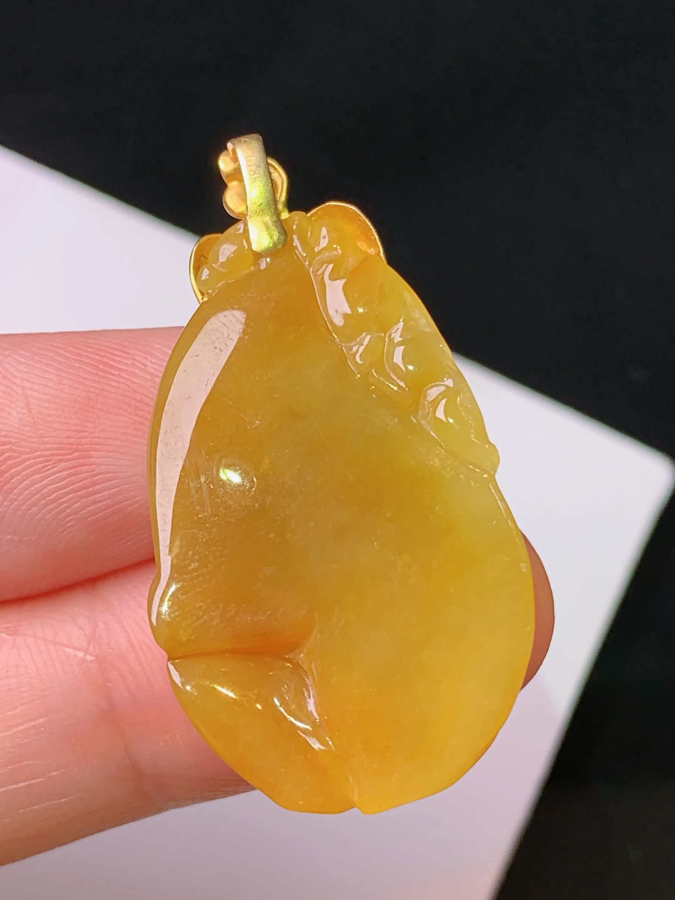 18k金镶嵌黄翡悟道吊坠 玉质细腻 色泽清新艳丽 整体尺寸37.2*19.5*6