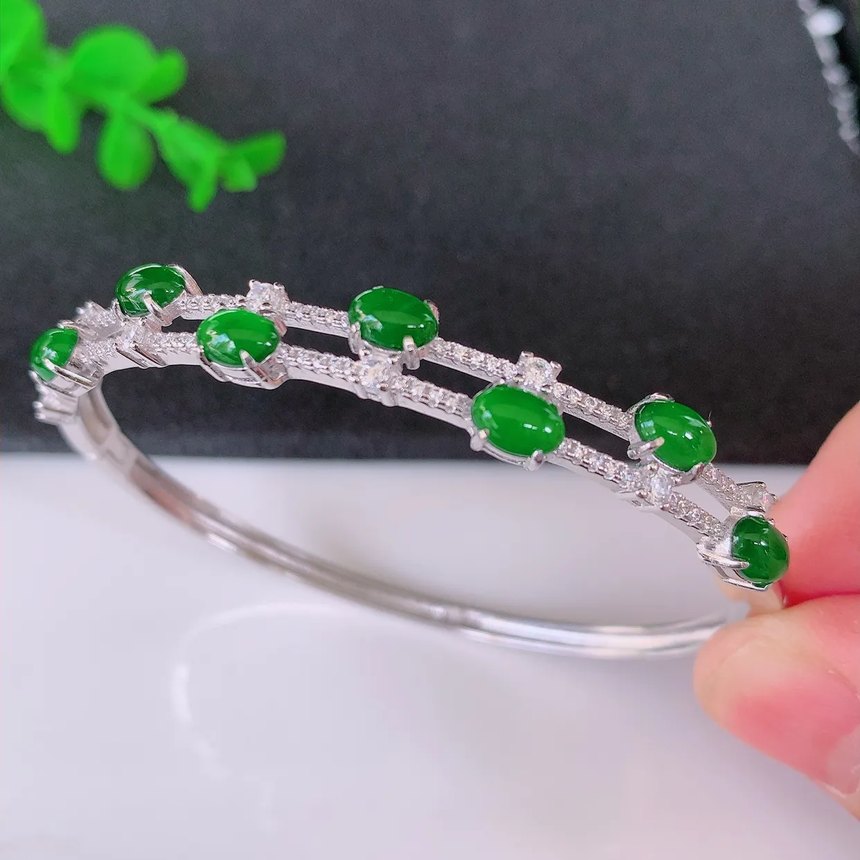 58-59圈口，冰透满绿翡翠925银镶嵌手镯，自然光实拍，翠色灵动，颜色漂亮，种老水足，品相佳，佩戴佳品！#97.20整体58.8-49*7*5 裸石6*4