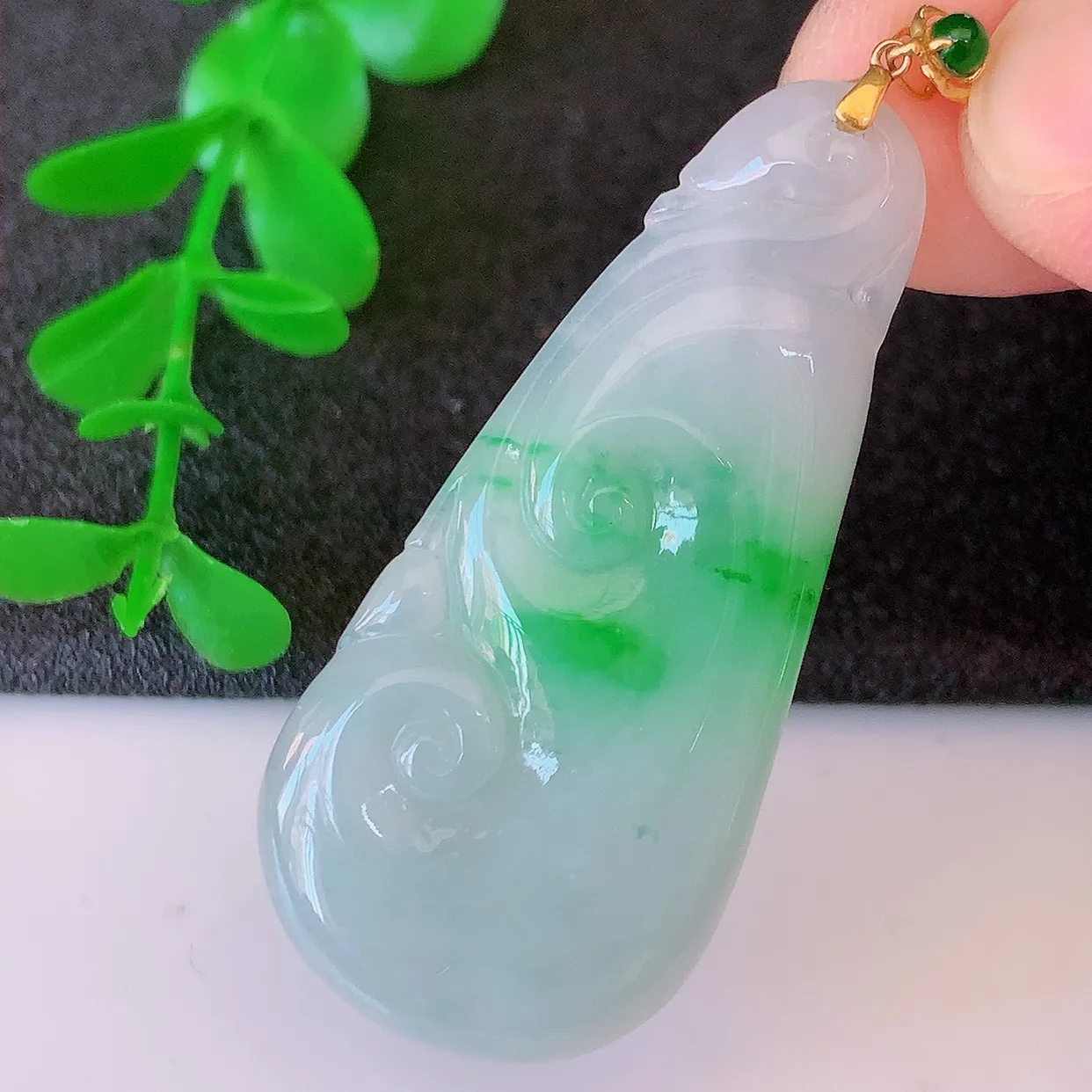 18K金镶嵌翡翠如意吊坠，简单的镶嵌设计、让玉坠百搭又精致，寓意着吉祥事事如意！#49.20整体50