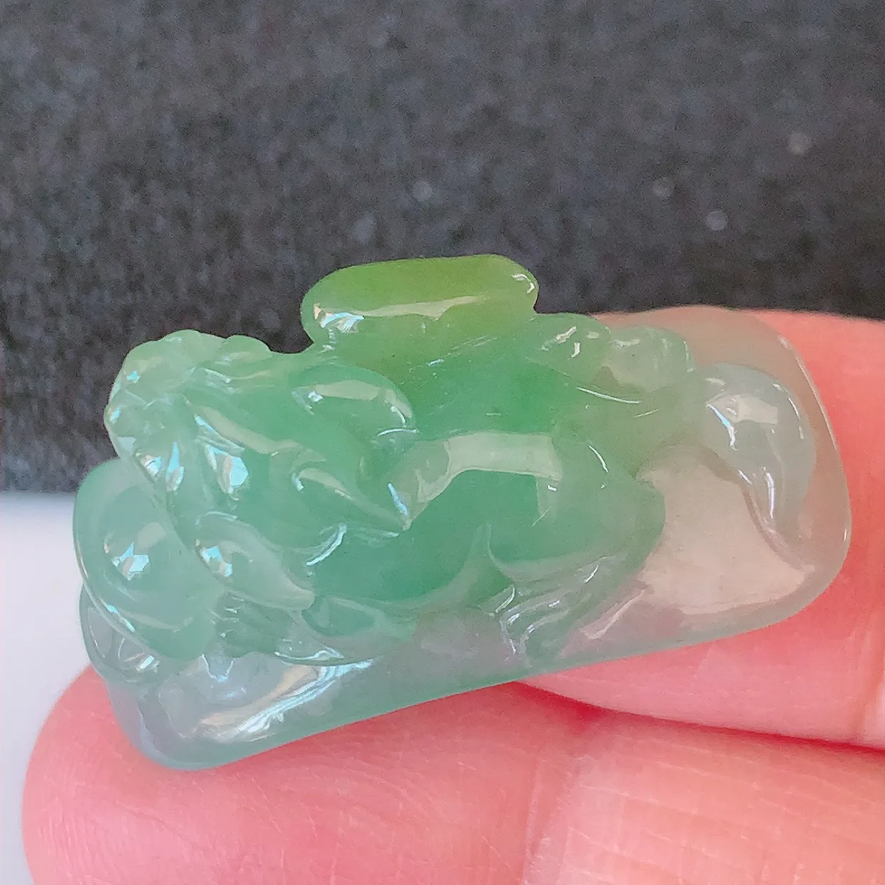 自然光实拍，冰种双彩貔貅翡翠手环，种老水足，冰清玉润   颜色漂亮  #81.20取一尺寸32.5*14.5*14.5