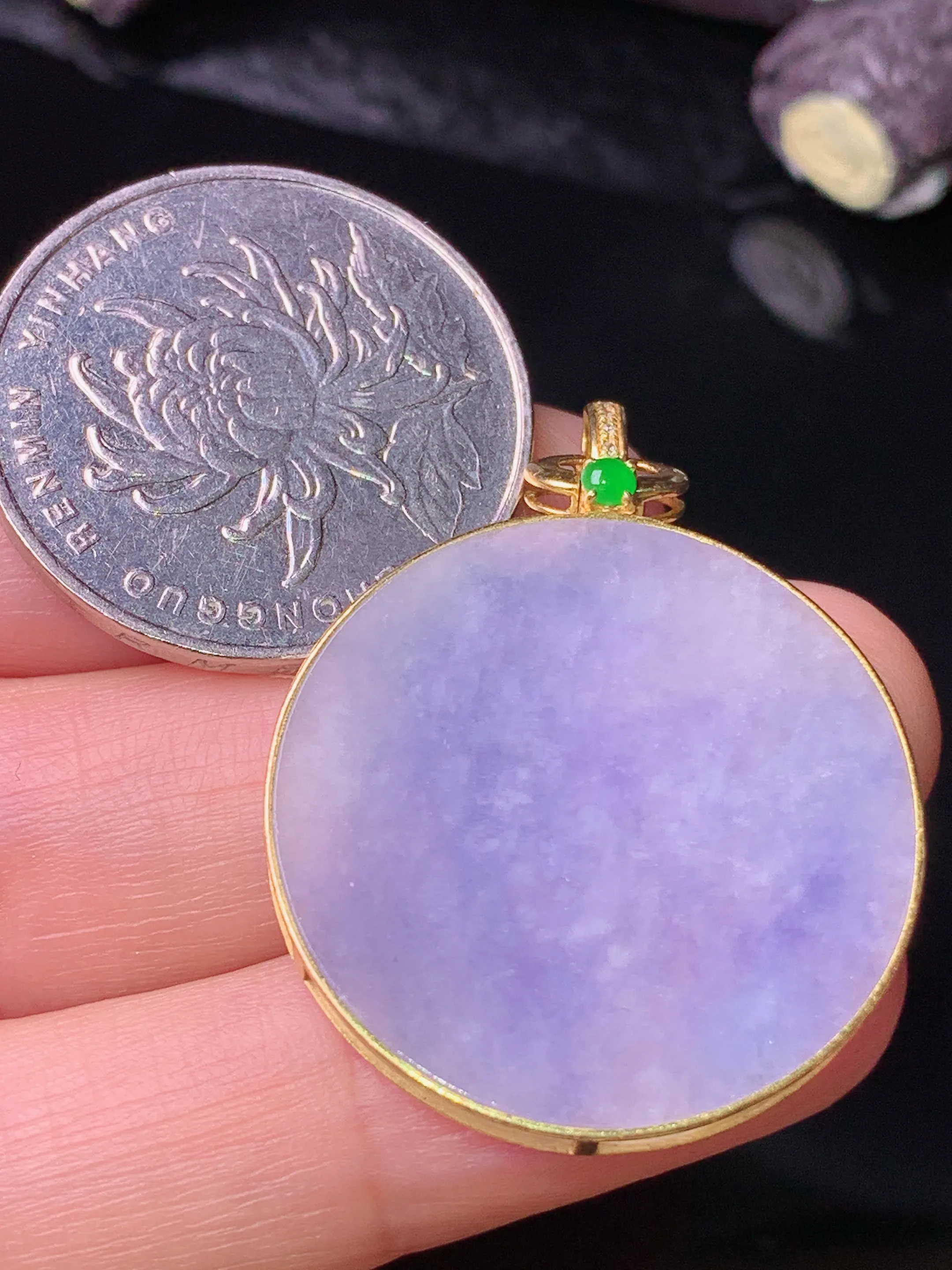 18k金镶嵌紫罗兰圆牌吊坠 玉质细腻 色泽清新艳丽 整体尺寸36.5*27*2.5