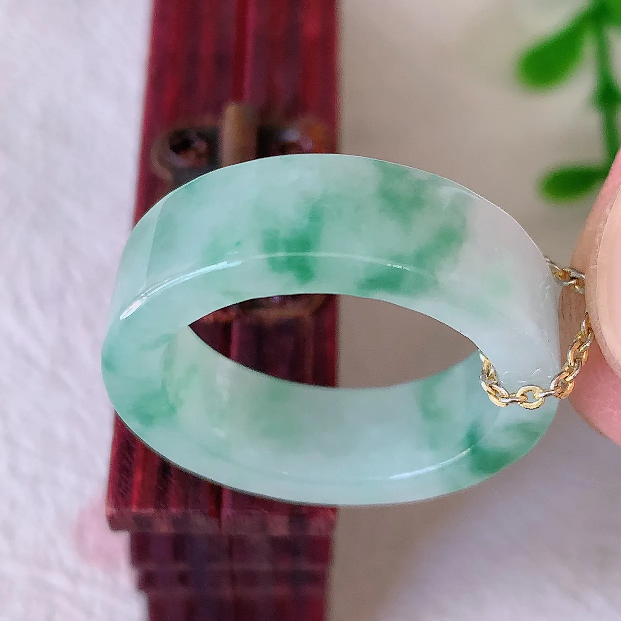 自然光实拍，18.4mm内径冰飘花翡翠指环，玉戒指，玉质莹润，好精美好冰润的指环， 18圈口，上手纤巧！#12.20尺寸18.4*6.6*3.2