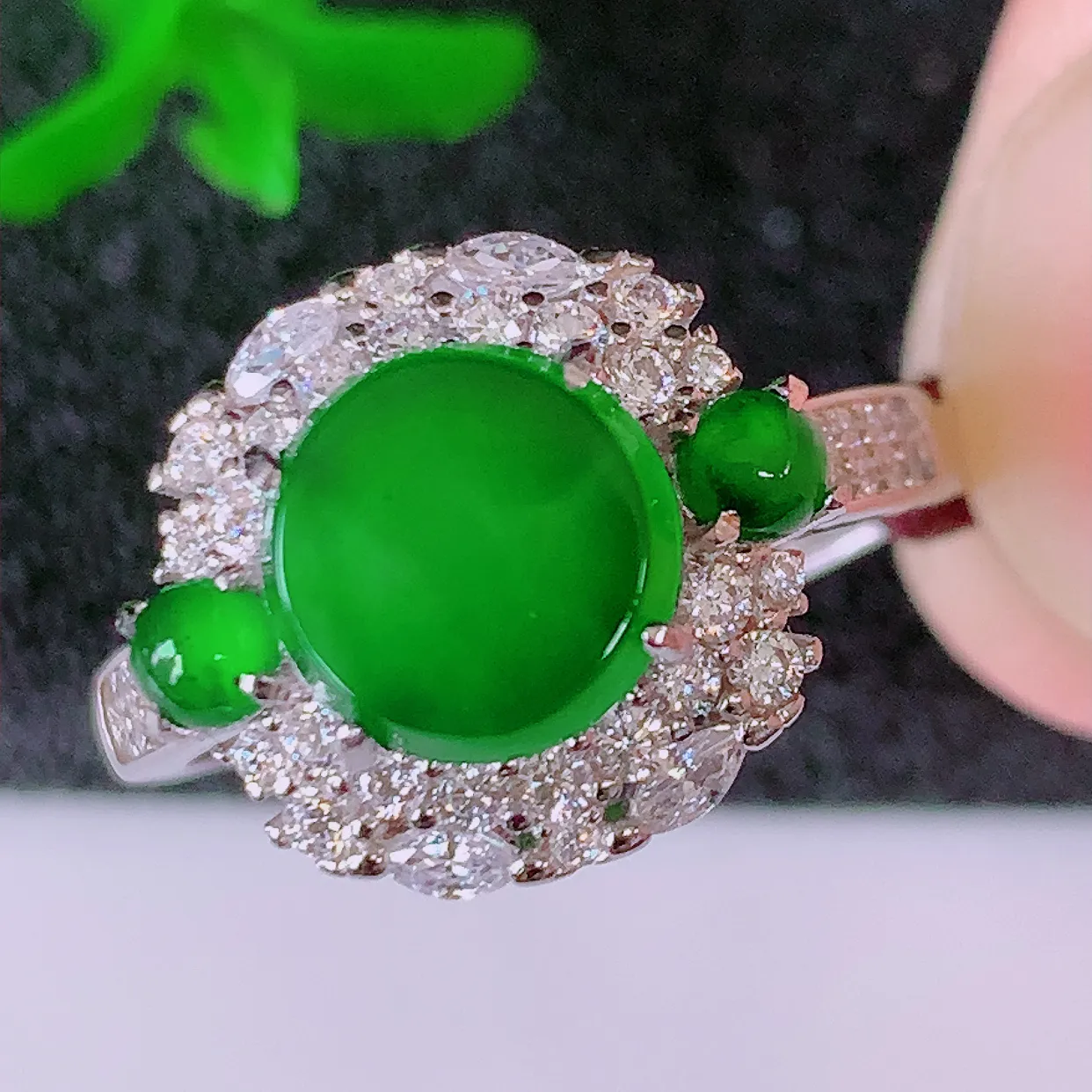 冰透满绿翡翠925银镶嵌戒指，自然光实拍，翠色灵动，颜色漂亮，种老水足，品相佳，佩戴佳品！#97.20（圈口可调大小）整体25.5*17.2-6.8 裸石8*8