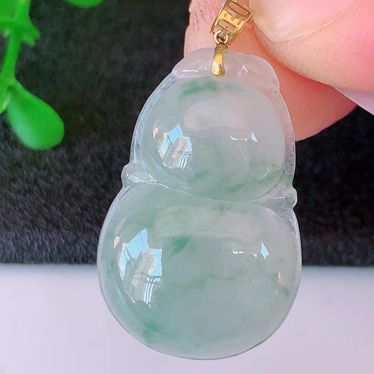 18K金镶嵌冰种飘花葫芦翡翠吊坠，葫芦寓意福禄双全，财源滚滚，佩戴效果优雅迷人！#49.20