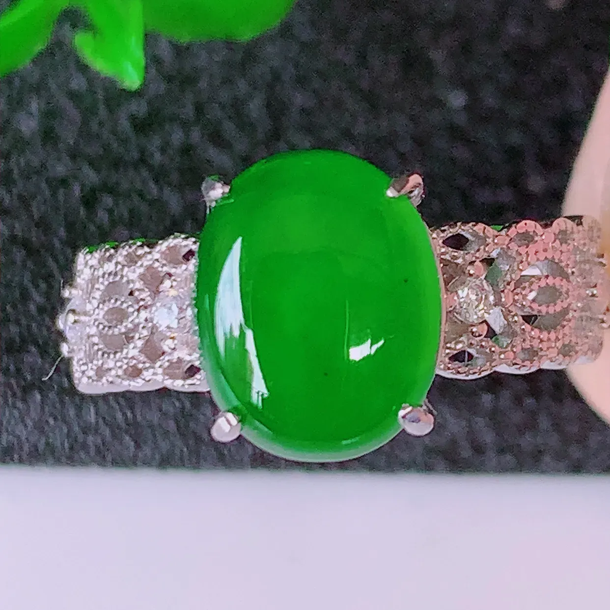 冰透满绿翡翠925银镶嵌戒指，自然光实拍，翠色灵动，颜色漂亮，种老水足，品相佳，佩戴佳品！#97.20（圈口可调大小）整体23*17*5裸10*8.5