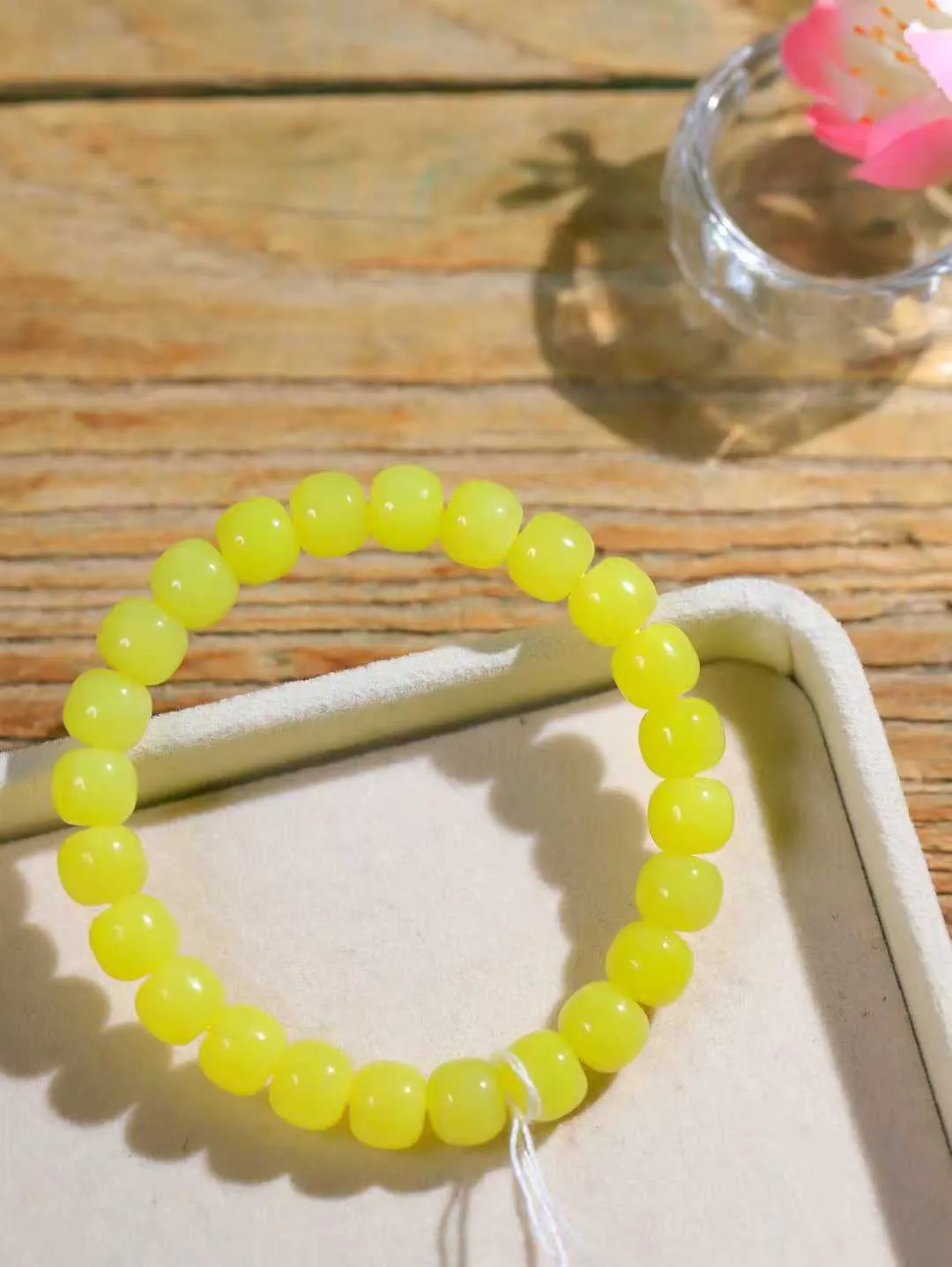 （老型珠.手串）

货头精选  和田玉黄口老型珠手串，玉质细腻油润 饱满光滑 质朴无华，悠远简单，人心境界远，百世修炼深，心灵常驻善意持，觉悟人生百世修  重27.2克    尺寸取一7.6-9mm    101101668T