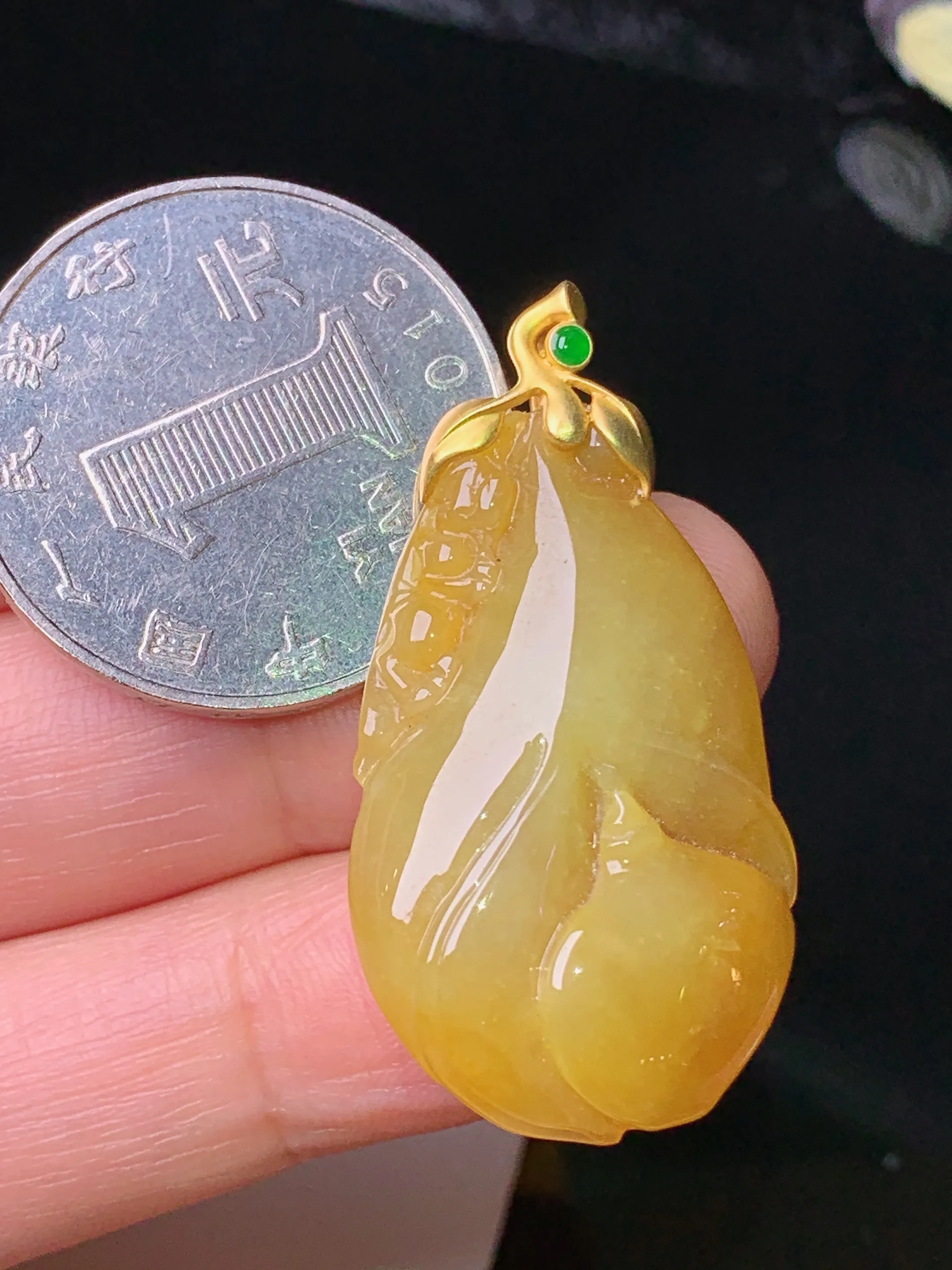 18k金镶嵌黄翡悟道吊坠 玉质细腻 色泽清新艳丽 整体尺寸37.2*19.5*6