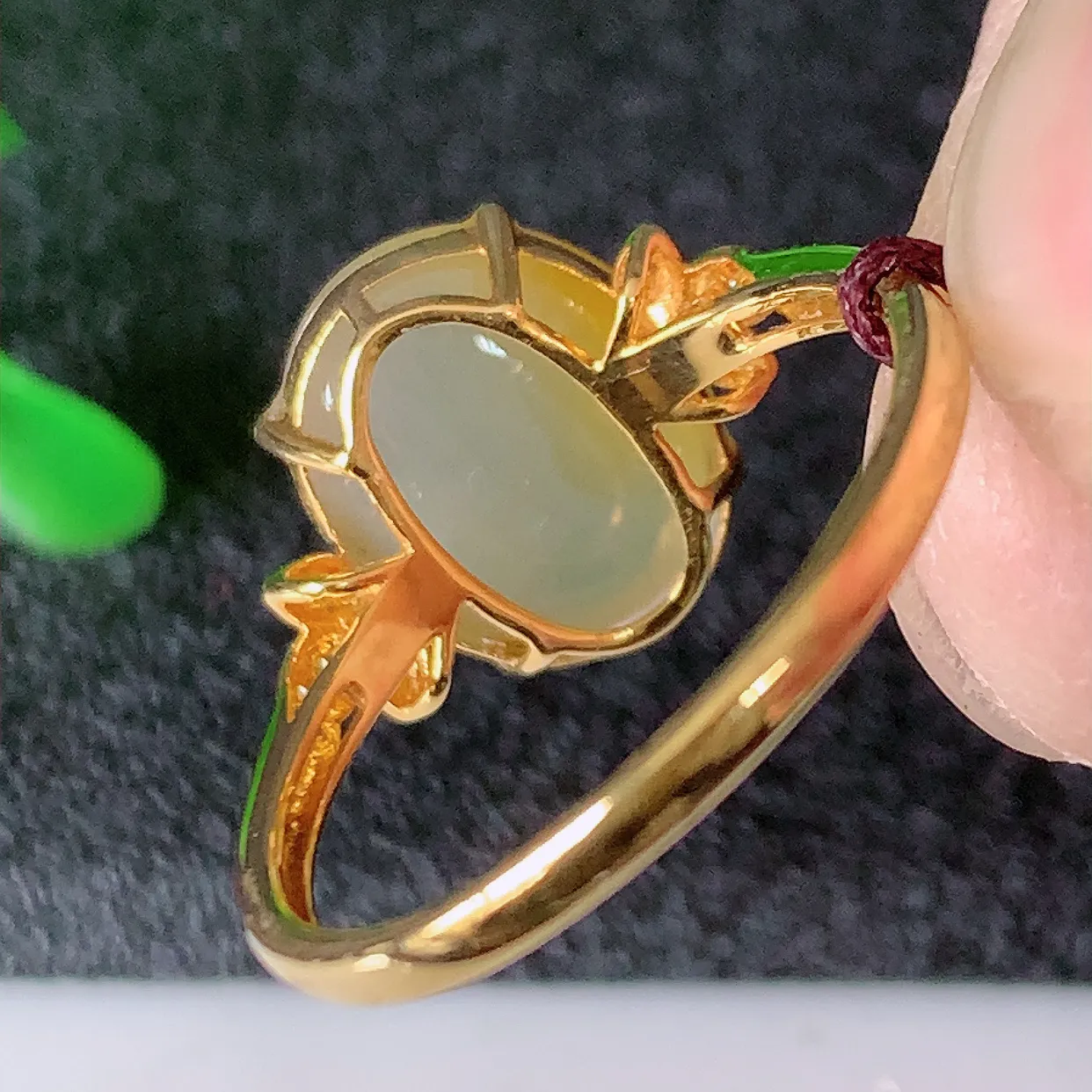 自然光实拍 18K金精工镶嵌冰种黄翡翡翠戒指，玉质细腻，翡翠色泽均匀，艳丽饱满，款式高贵大气，14圈口，上手亮眼，#83.22戒指整体16.8-23.5-6裸石11*9