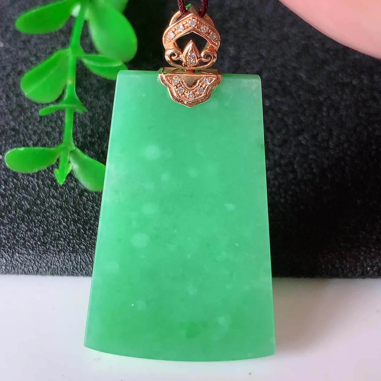 自然光实拍，18K金镶嵌水润满绿翡翠平安无事牌吊坠，翡翠无事牌，平平安安，无事牌翠色灵动，佩戴平安时尚！#83.22整体46.5*25.5*5裸裸38*25.5