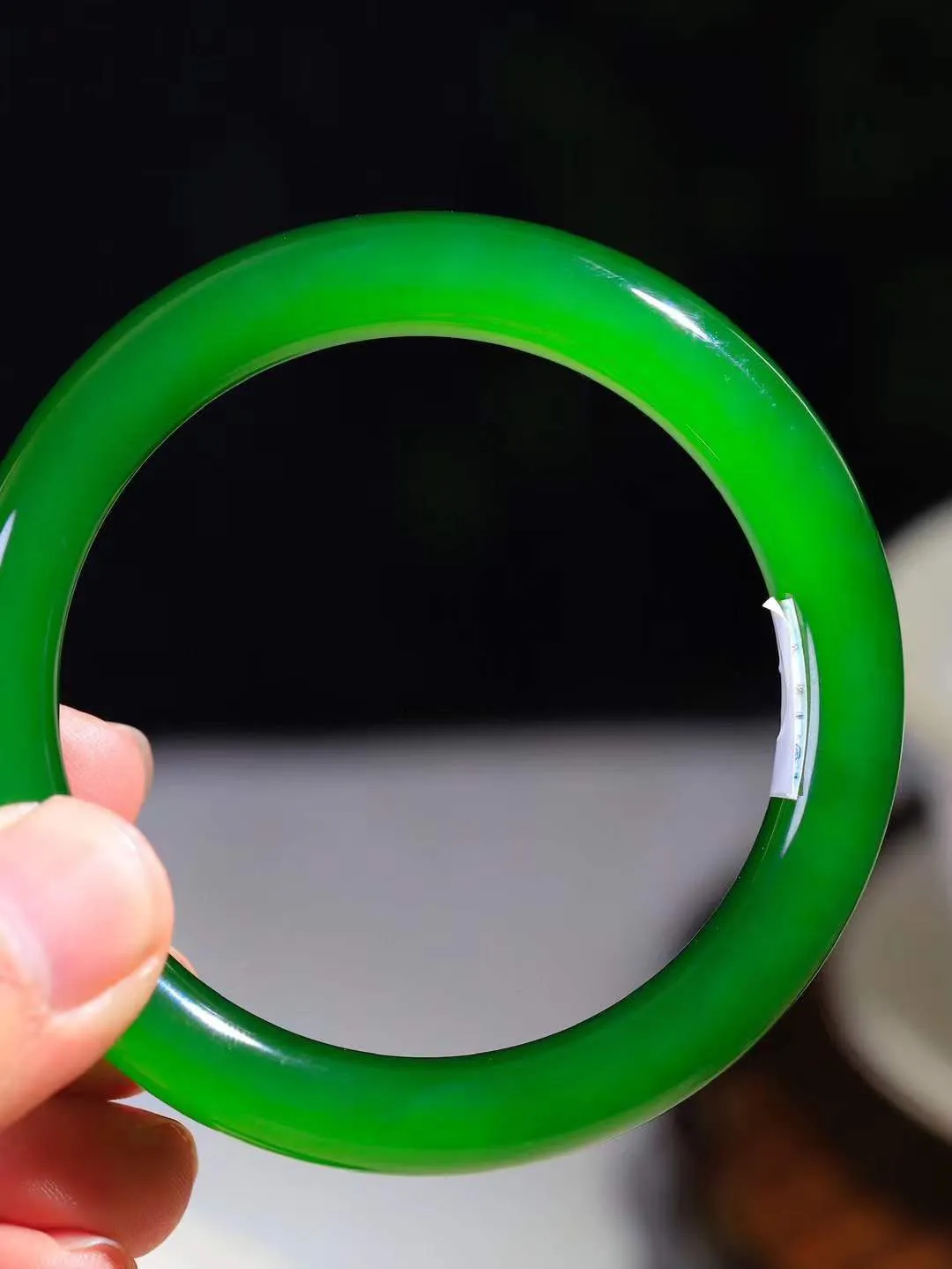 【诗情画意.手镯】

典藏级臻品️和田玉碧玉手镯   细腻油脂,手感润滑。意韵飘渺，温雅细腻，工艺精湛，️氤氲诗意的美跃然于手腕之间，给人以出尘的风雅，优美脱俗，气质非凡。重46.5克 内径56mm尺寸9.8-9.4mm  221102400A