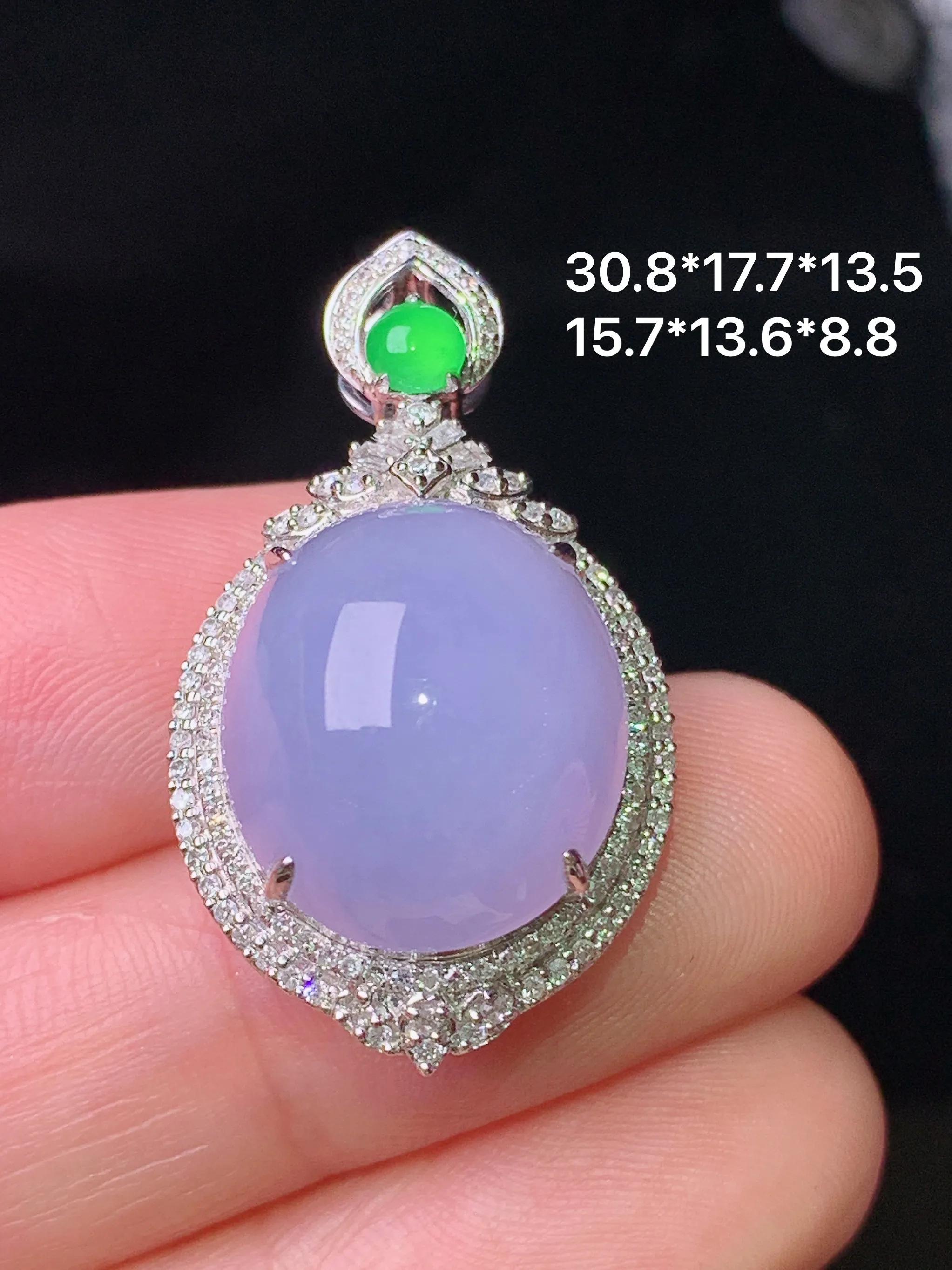 18k金钻镶嵌紫罗兰蛋面吊坠 玉质细腻 色泽清新艳丽 整体尺寸30.8*17.7*13.5