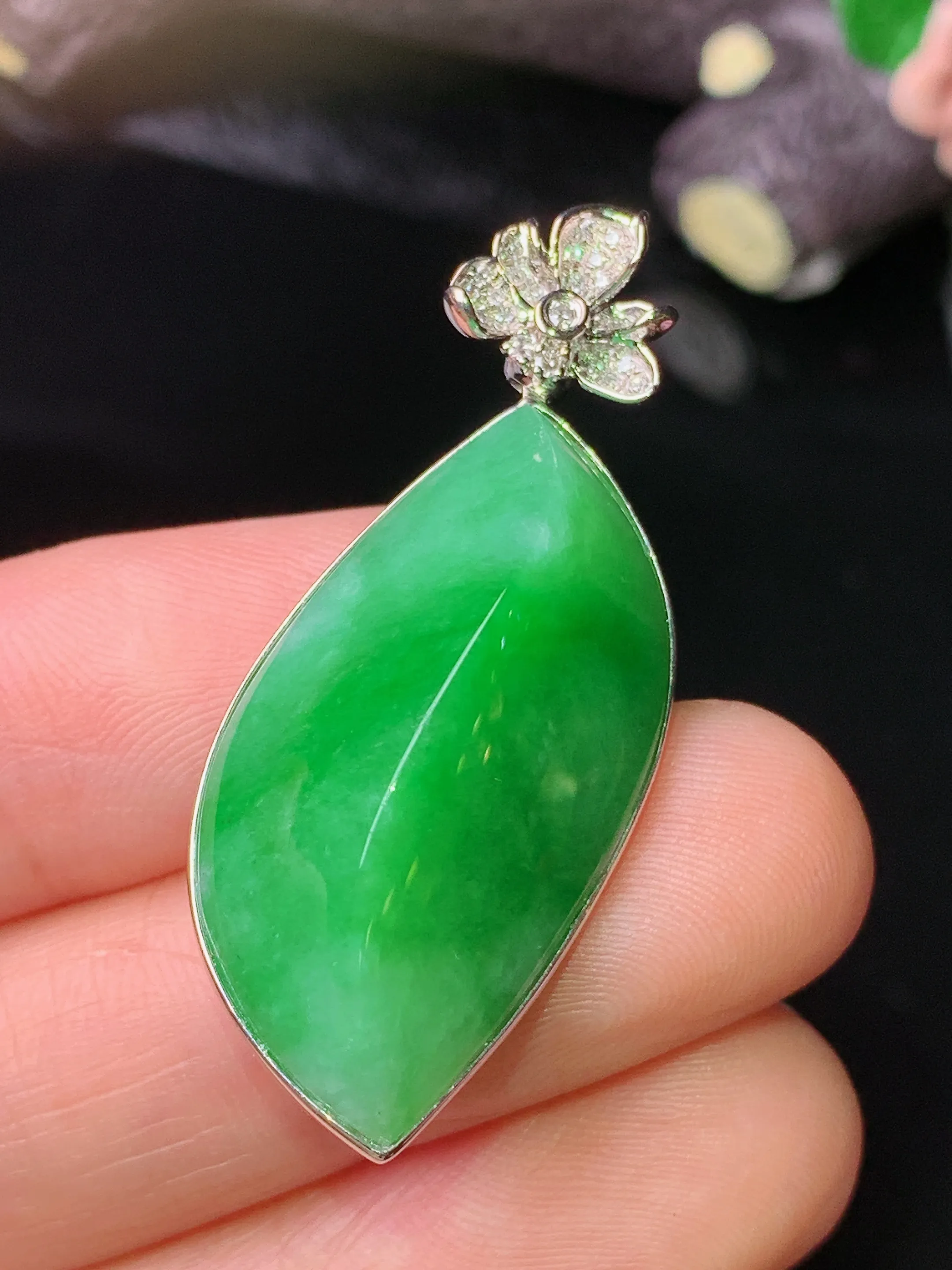 18k金钻镶嵌翠绿随形吊坠 玉质细腻 色泽清新艳丽 整体尺寸38.5*16.5*11