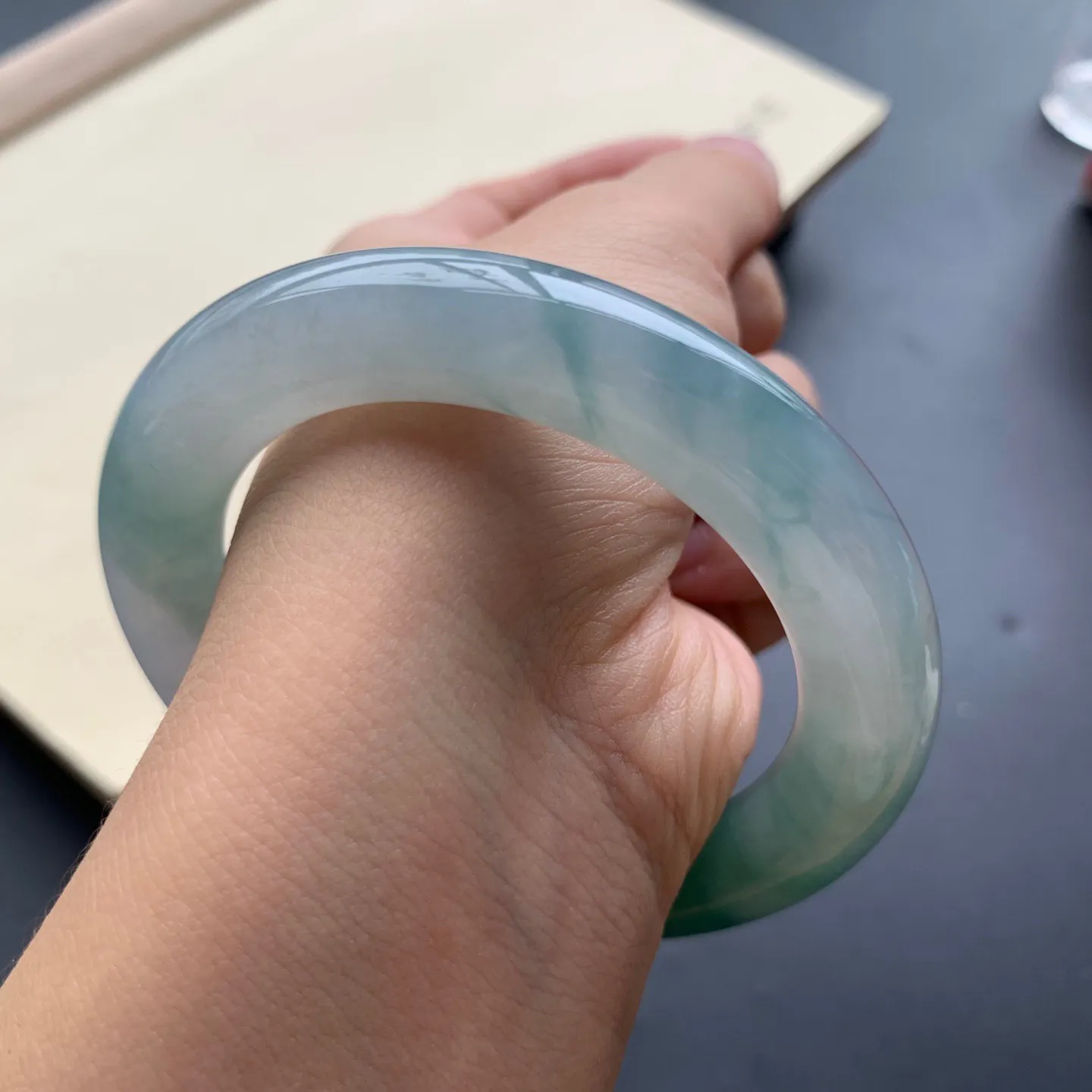 54圈口冰飘花圆条手镯 尺寸：54-11.2，无纹裂，水润饱满，花色浓郁