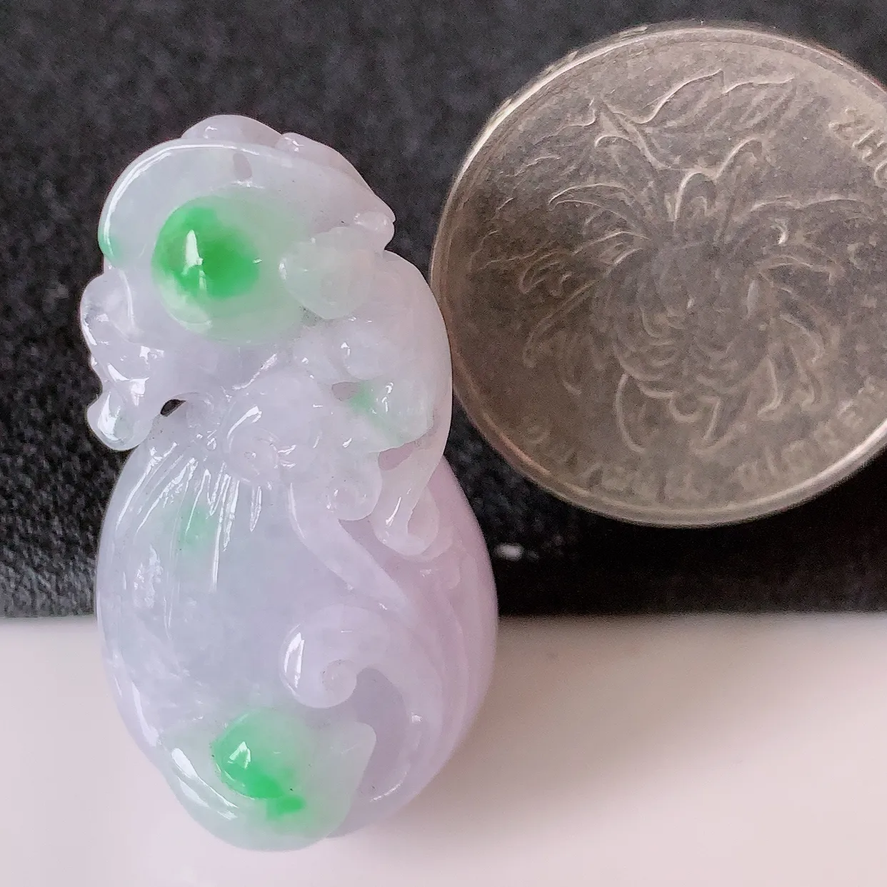 自然光实拍，冰润飘绿翡翠招财钱袋子吊坠，寓意“代代有福，代代有财，腰缠万贯”玉质细腻，佩戴效果佳！#02.25