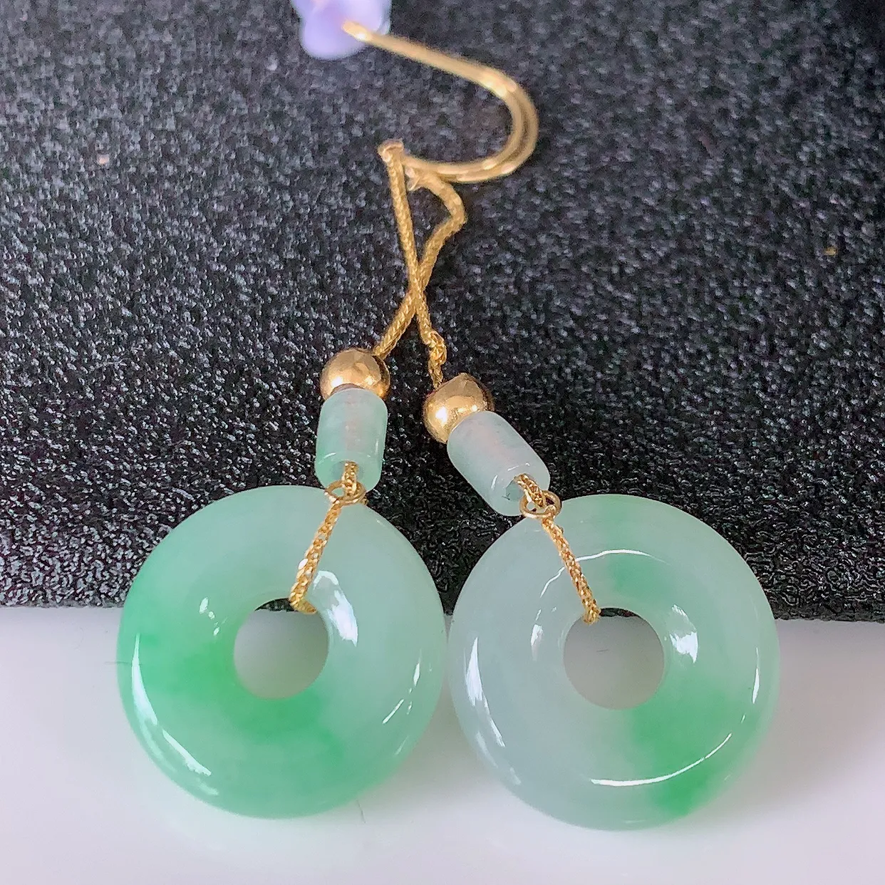 18k金镶嵌冰种飘绿翡翠平安扣耳坠，沁人心脾，耳坠佩戴效果大气出众，尽显气质。种水好，胶感足，颜相当