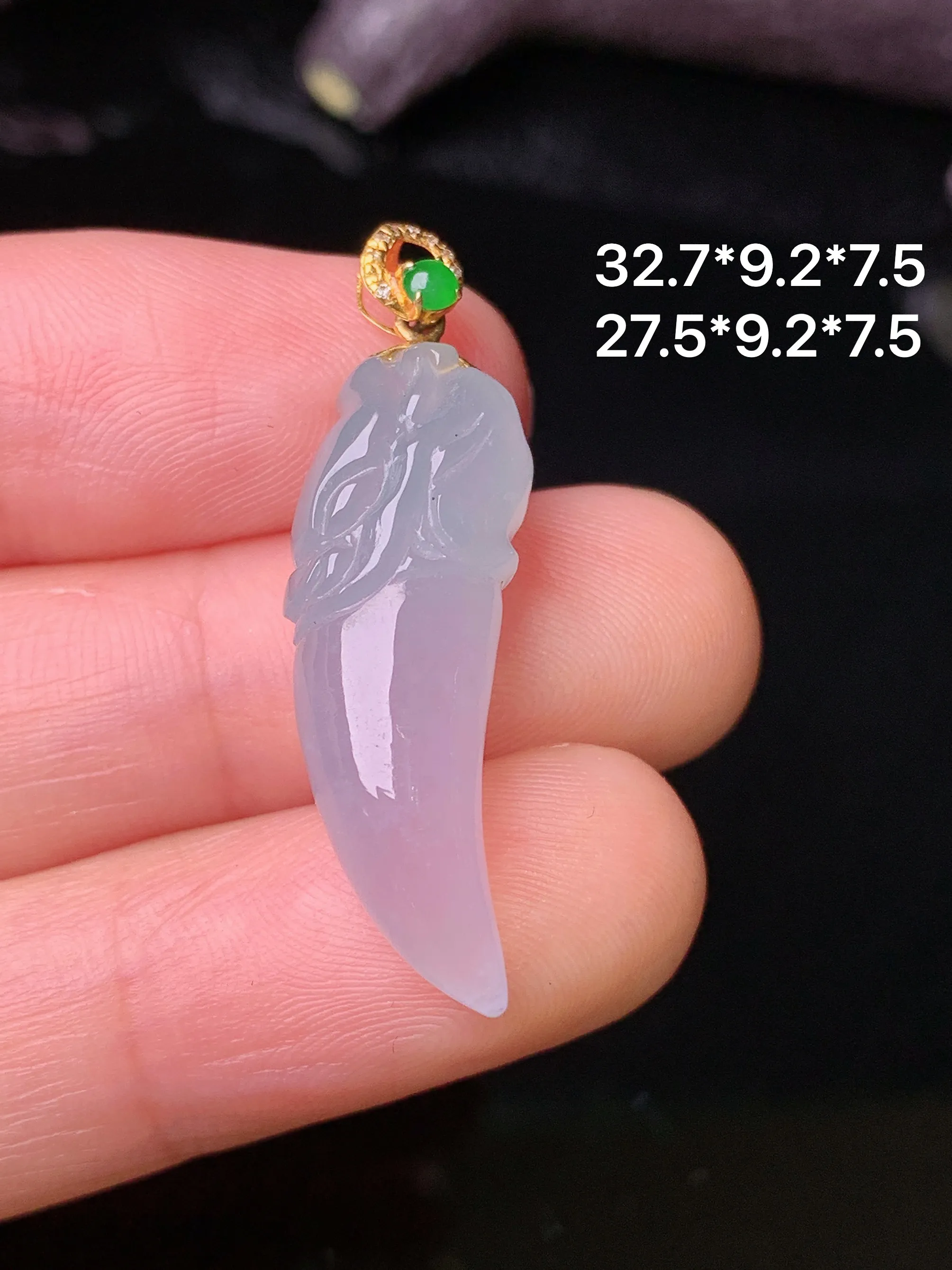 18k金镶嵌冰种狼牙吊坠 玉质细腻 色泽清新艳丽 整体尺寸32.7*9.2*7.5