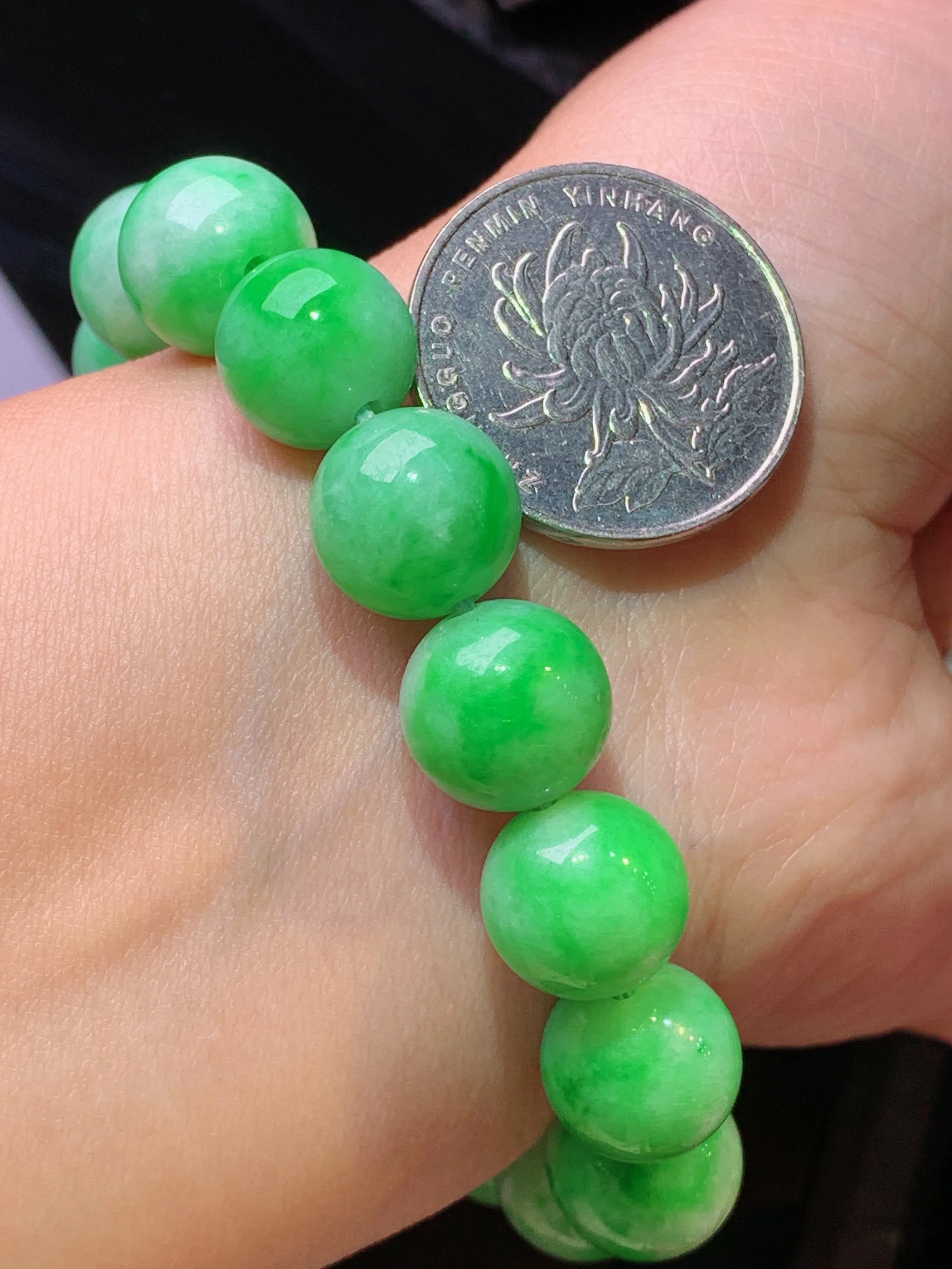 果绿圆珠手链 玉质细腻 色泽清新艳丽 整体尺寸12.2