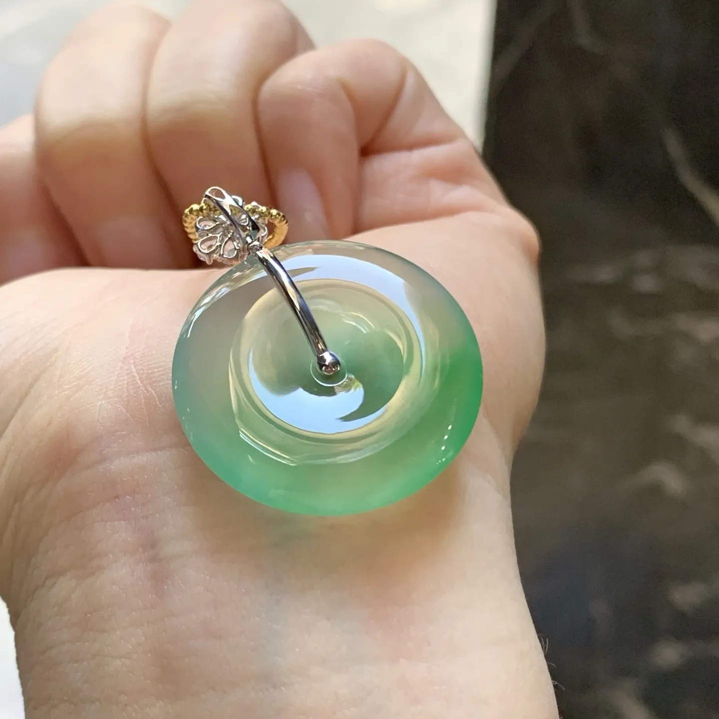 冰晴绿平安扣
 种老肉细 平安顺遂～