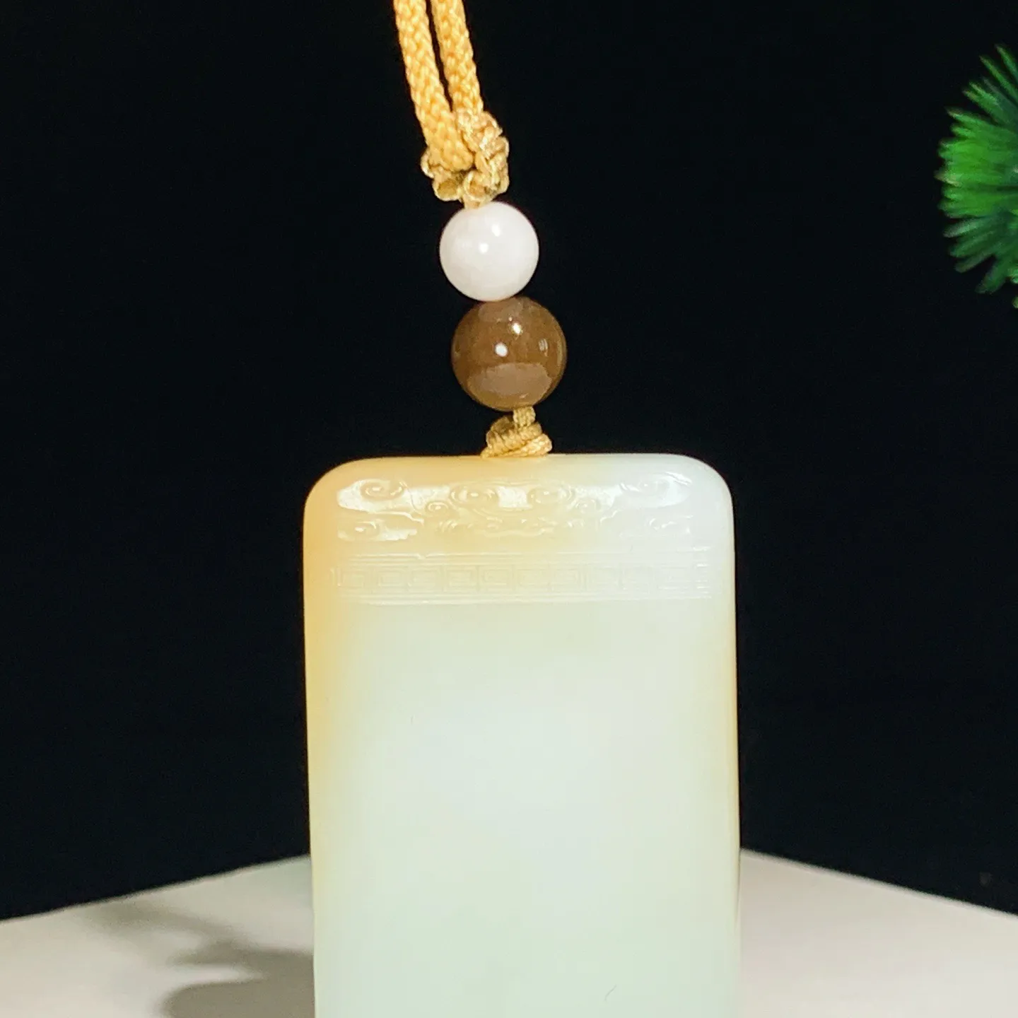 新疆和田玉且末糖平安无事牌挂件。尺寸46/30/9重37.7克。玉质细腻油润。手推出油。品相大气。 lt250923