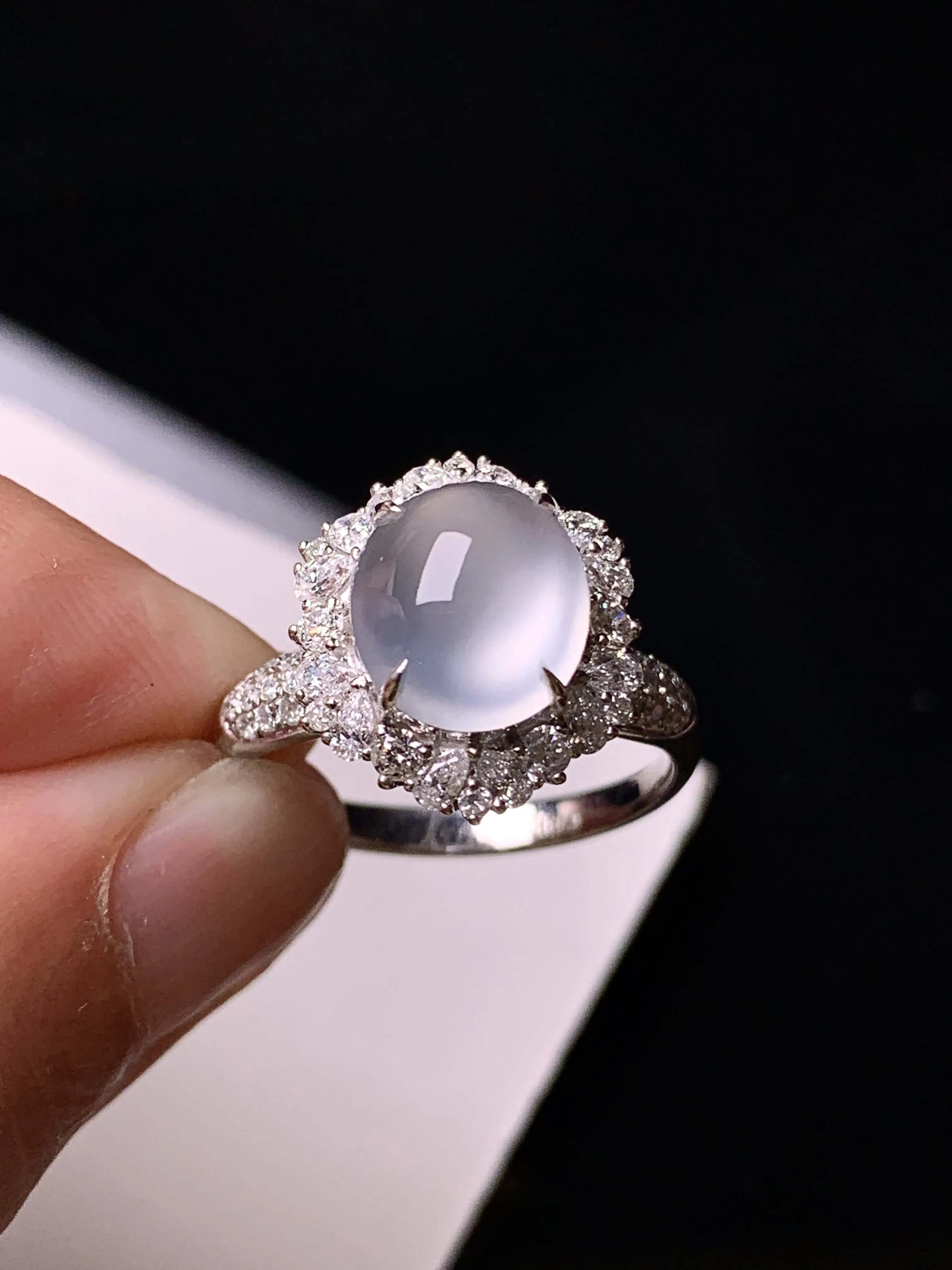 18k金钻镶嵌冰种蛋面戒指 玉质细腻 色泽清新艳丽 圈口14 整体尺寸15*13*10.8