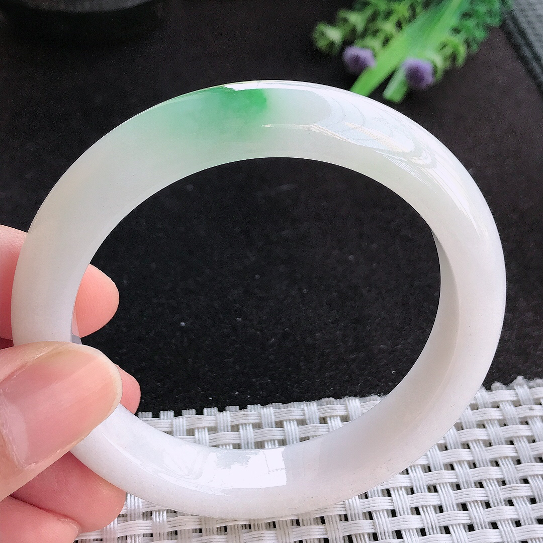 天然a货翡翠57/12.1/9老坑精美温润飘绿手镯宽边玉手镯