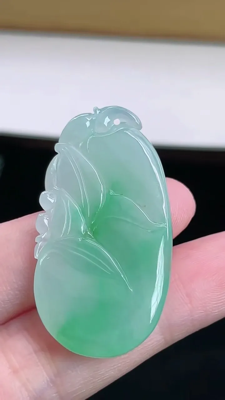 【翡翠名称】老坑种冰飘绿福瓜吊坠
【翡翠尺寸】40.6/21.5/5.5mm
【翡翠描述】宝贝种老水足，玉质细腻，色泽靓丽，性价比高，佩戴效果好！
【其它赠送】权威证书/精美挂绳盒子/支持全国复检