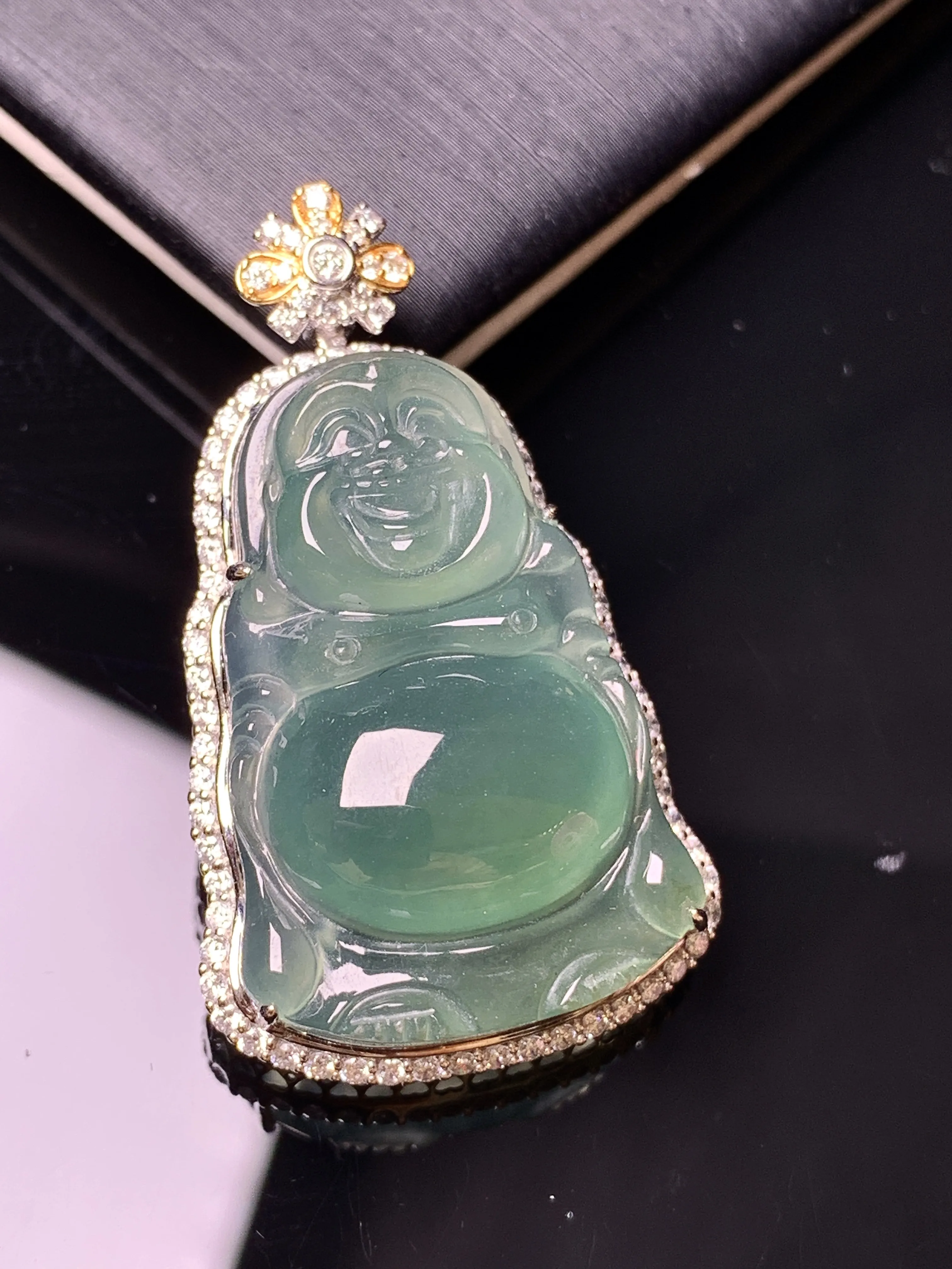 18k金钻镶嵌晴绿佛公吊坠 玉质细腻 色泽艳丽清新 整体尺寸38*21.8*10.5
