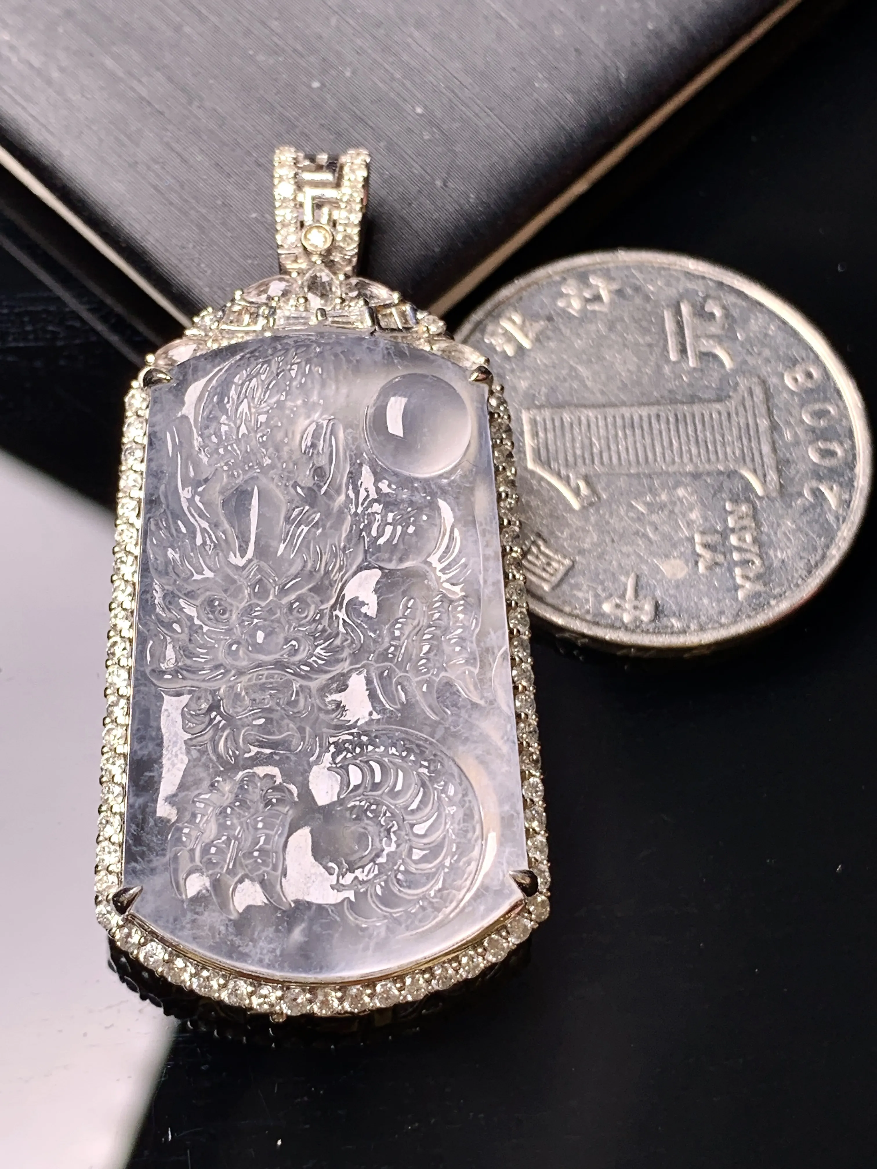 18k金钻镶嵌冰种龙牌吊坠 玉质细腻 色泽清新艳丽 整体尺寸44.5*21.8*9