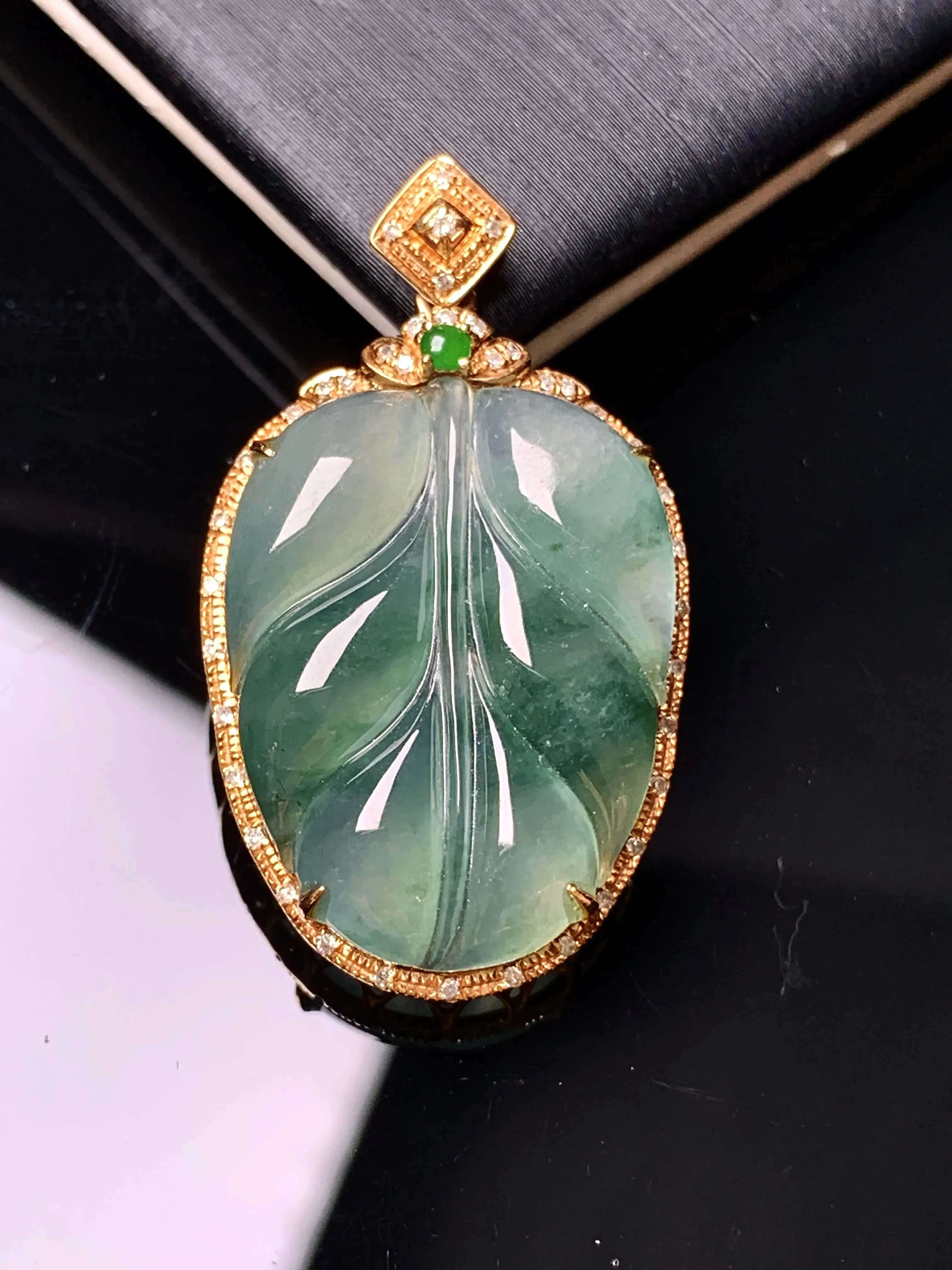 18k金钻镶嵌飘绿树叶吊坠 玉质细腻 色泽艳丽清新 整体尺寸33.2*19.2*6.6