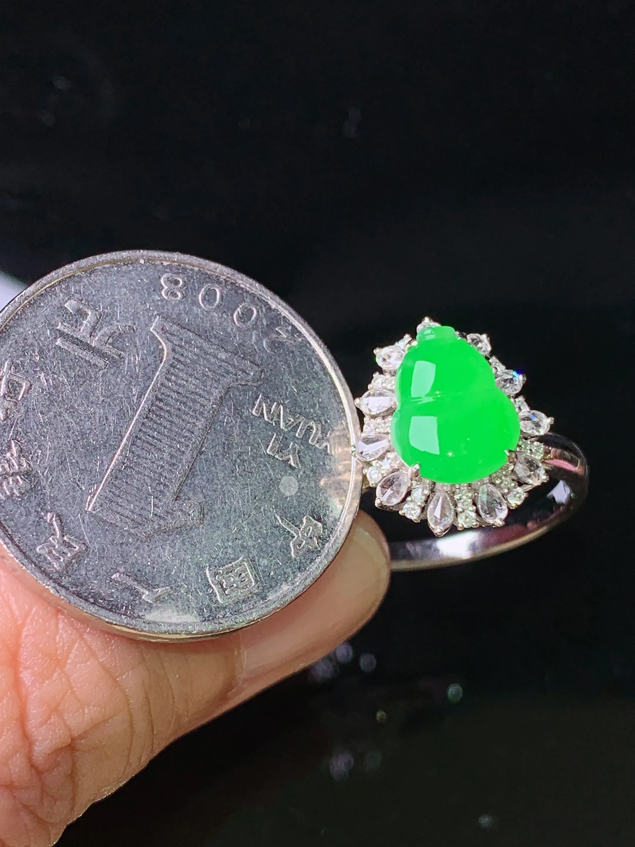 18k金钻镶嵌翠绿葫芦戒指 玉质细腻 色泽艳丽清新 圈口15 整体尺寸14.5*12.3*8.6