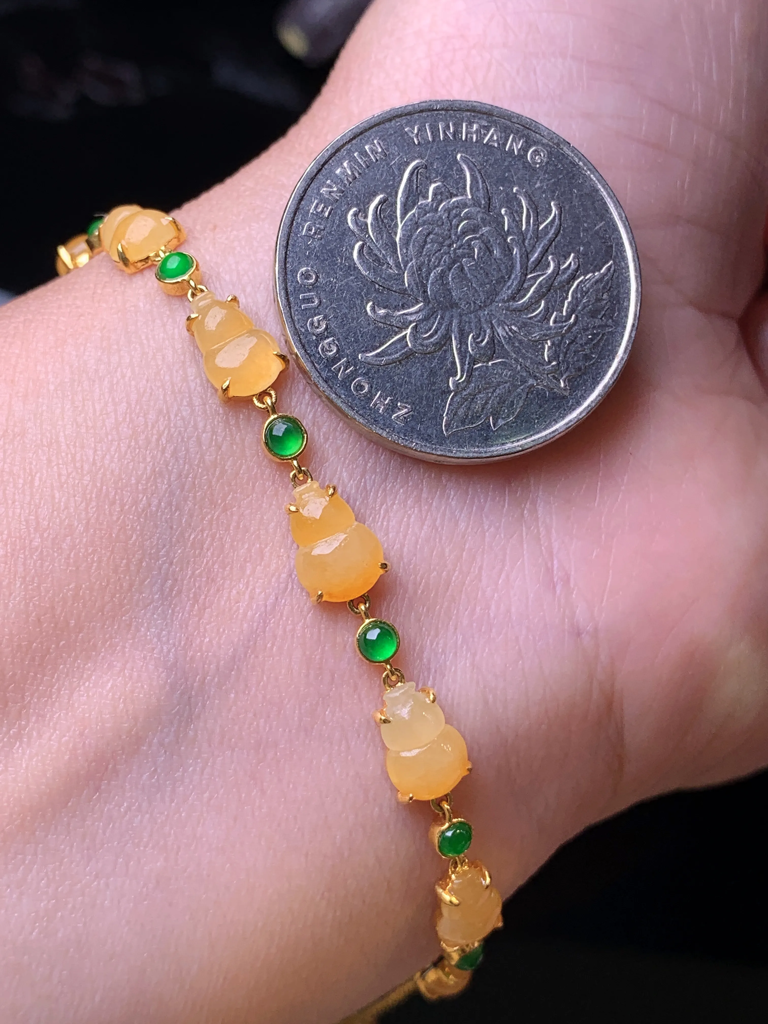 18k金镶嵌黄翡葫芦手链 玉质细腻 色泽艳丽清新 裸石尺寸7.8*5.6*2.5