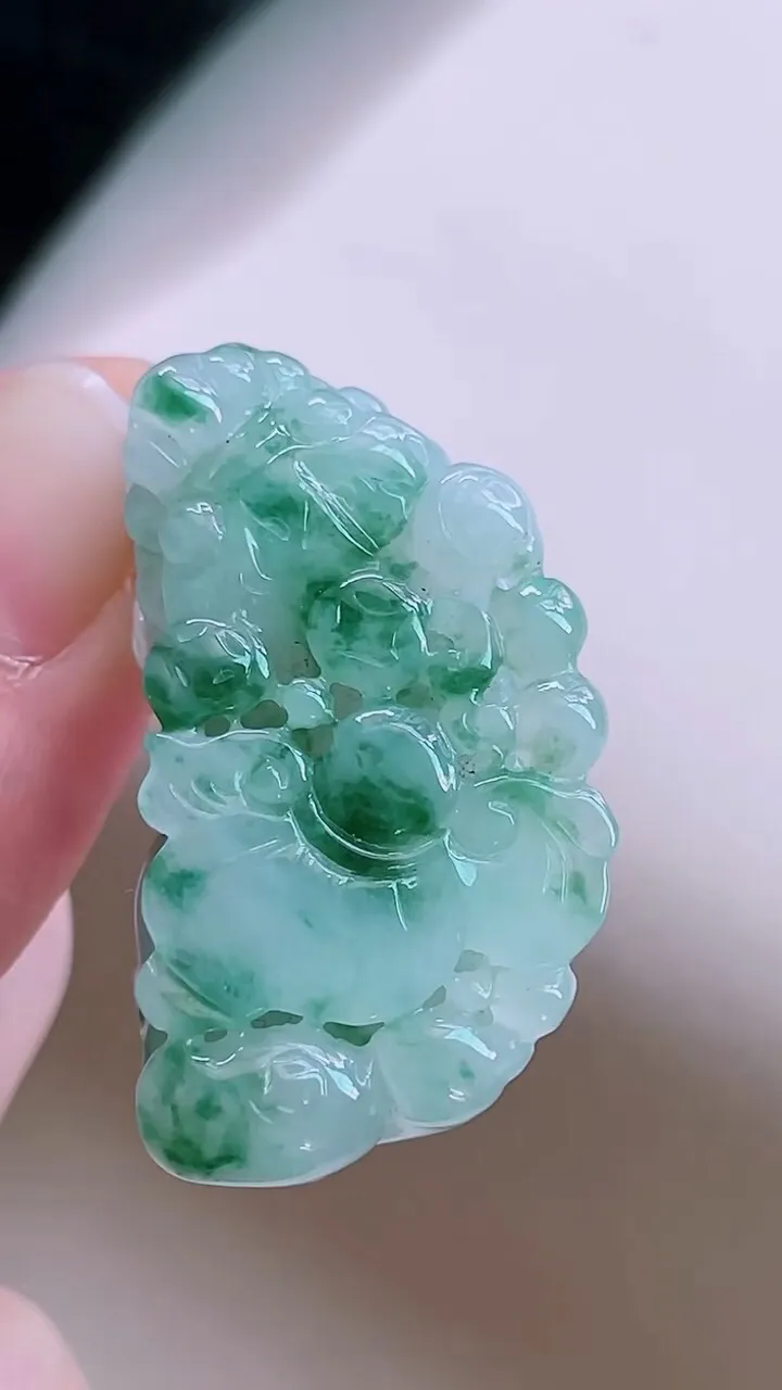 【翡翠名称】老坑种冰飘花貔貅吊坠挂件
【翡翠尺寸】35/18.8/11mm
【翡翠描述】宝贝种老水足，玉质细腻，色泽靓丽，性价比高，佩戴效果好！
【其它赠送】权威证书/精美挂绳/盒子/支持全国复检(七天无理由退换货买家只须付来回邮费即可）