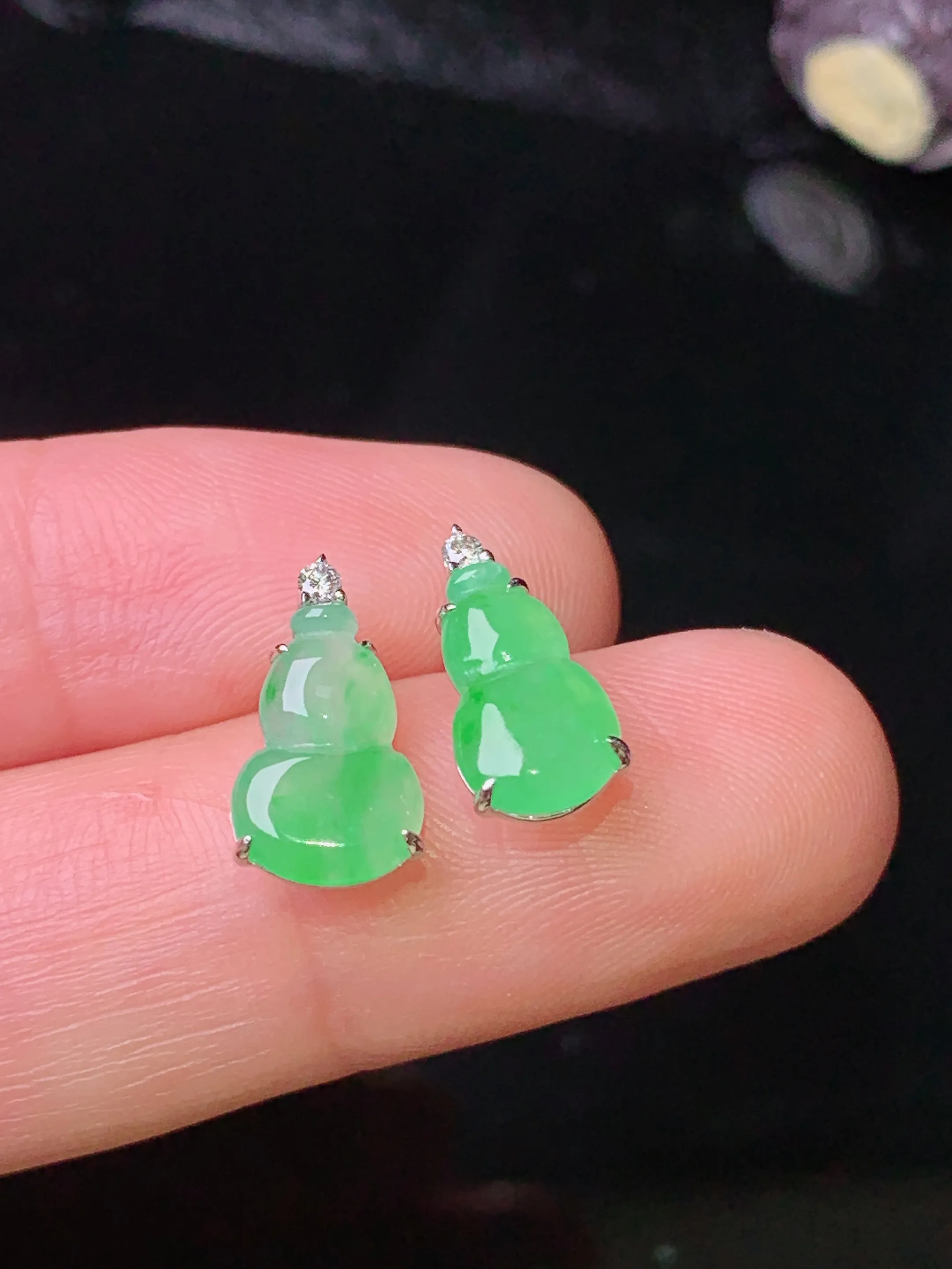 18k金钻镶嵌翠绿葫芦耳钉 玉质细腻 色泽清新艳丽 裸石尺寸10.3*6*2