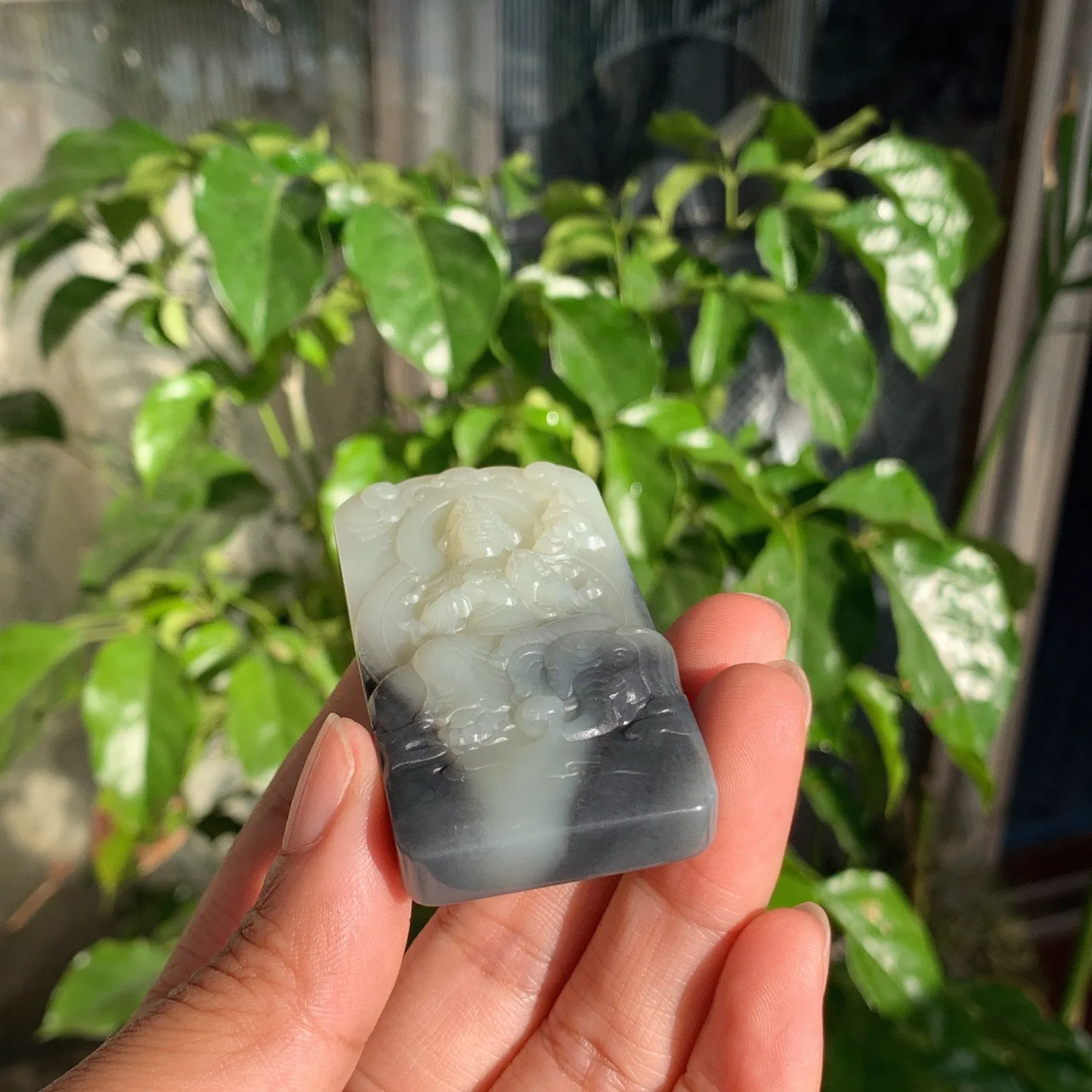 和田玉白玉青花普贤菩萨牌子挂件。尺寸65/32/12重56克。玉质细腻油润。手推出油。品相大气。lt251120