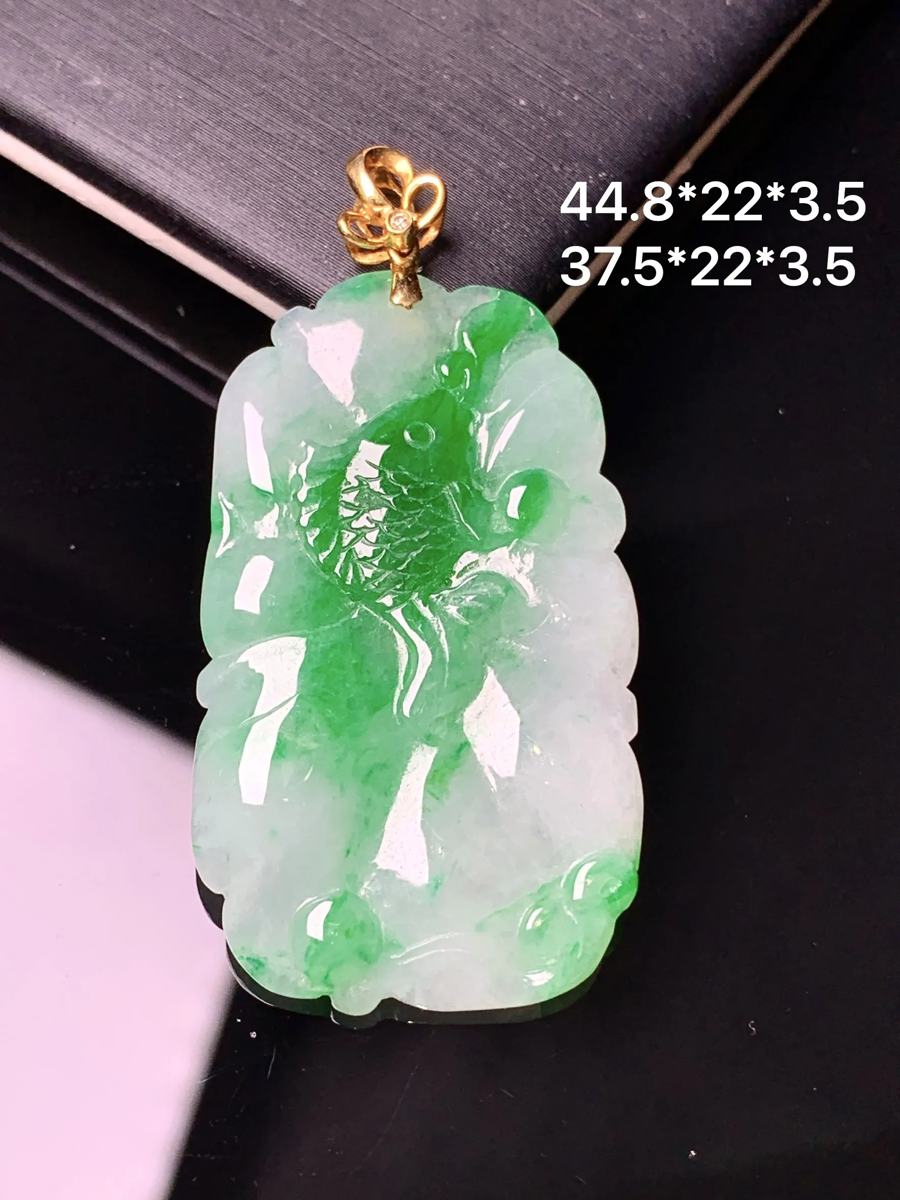 18k金镶嵌飘绿荷叶鱼吊坠 玉质细腻 色泽清新艳丽 整体尺寸44.8*22*3.5