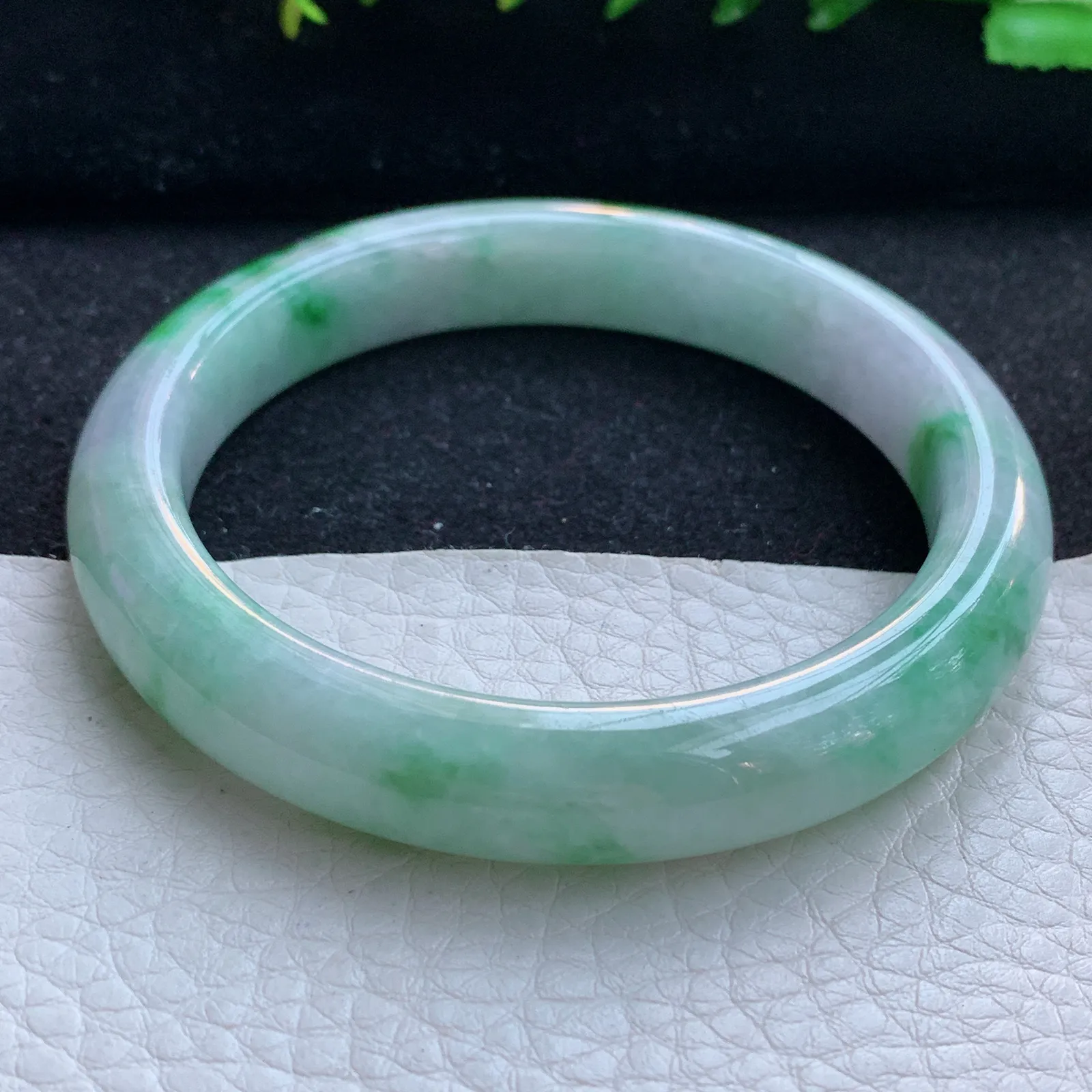 n自然光56*10.8*8.2平安镯 缅甸翡翠a货玉手镯飘绿宽边玉手环 美人镯