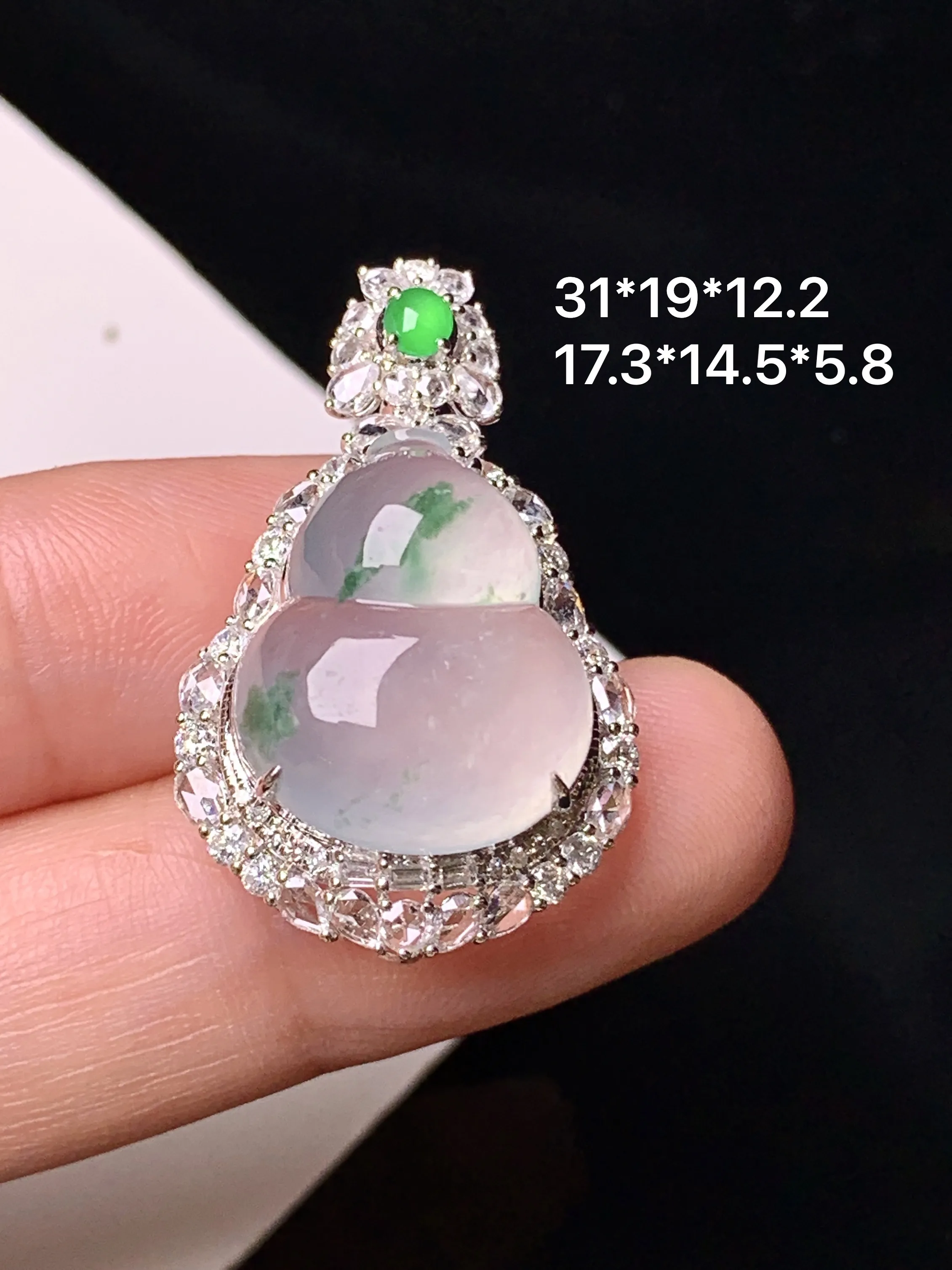 18k金钻镶嵌冰种葫芦吊坠 玉质细腻 色泽清新艳丽 整体尺寸31*19*12.2