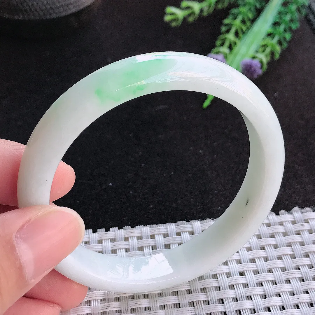 天然a货翡翠56/12/7.3老坑精美温润飘绿手镯宽边玉手镯