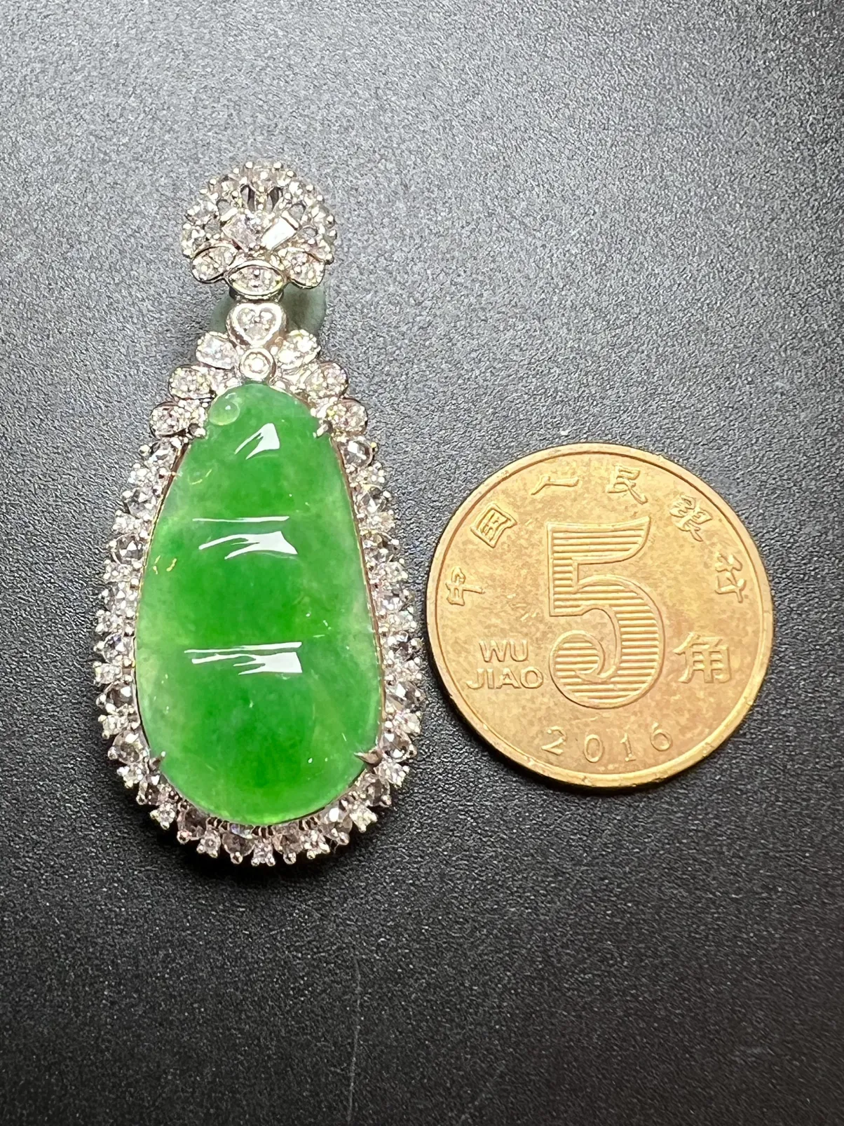 满绿福豆整体尺寸39.1*18.3*10.2 裸石尺寸23.5*13*3