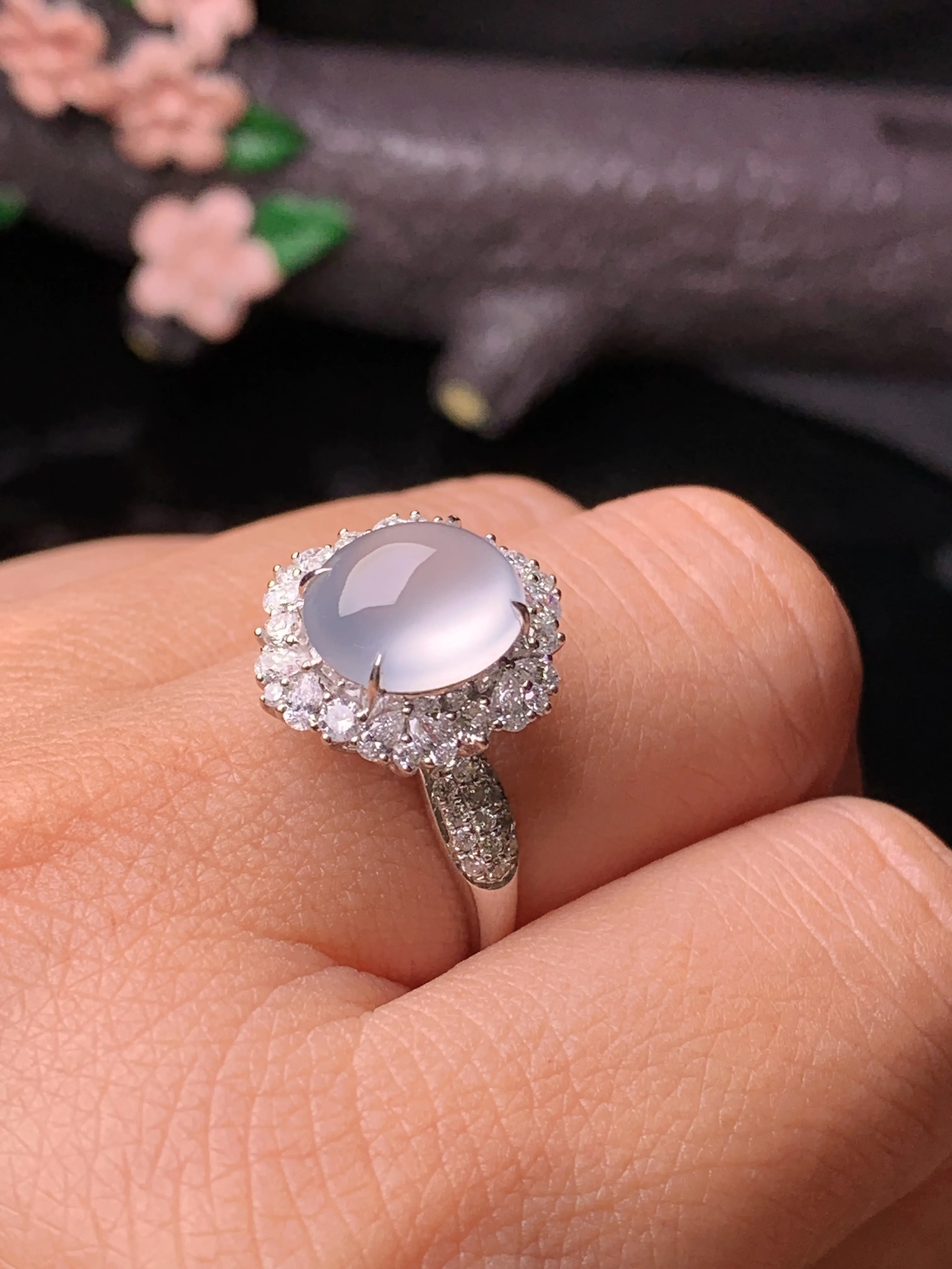 18k金钻镶嵌冰种蛋面戒指 玉质细腻 色泽清新艳丽 圈口14 整体尺寸15*13*10.8