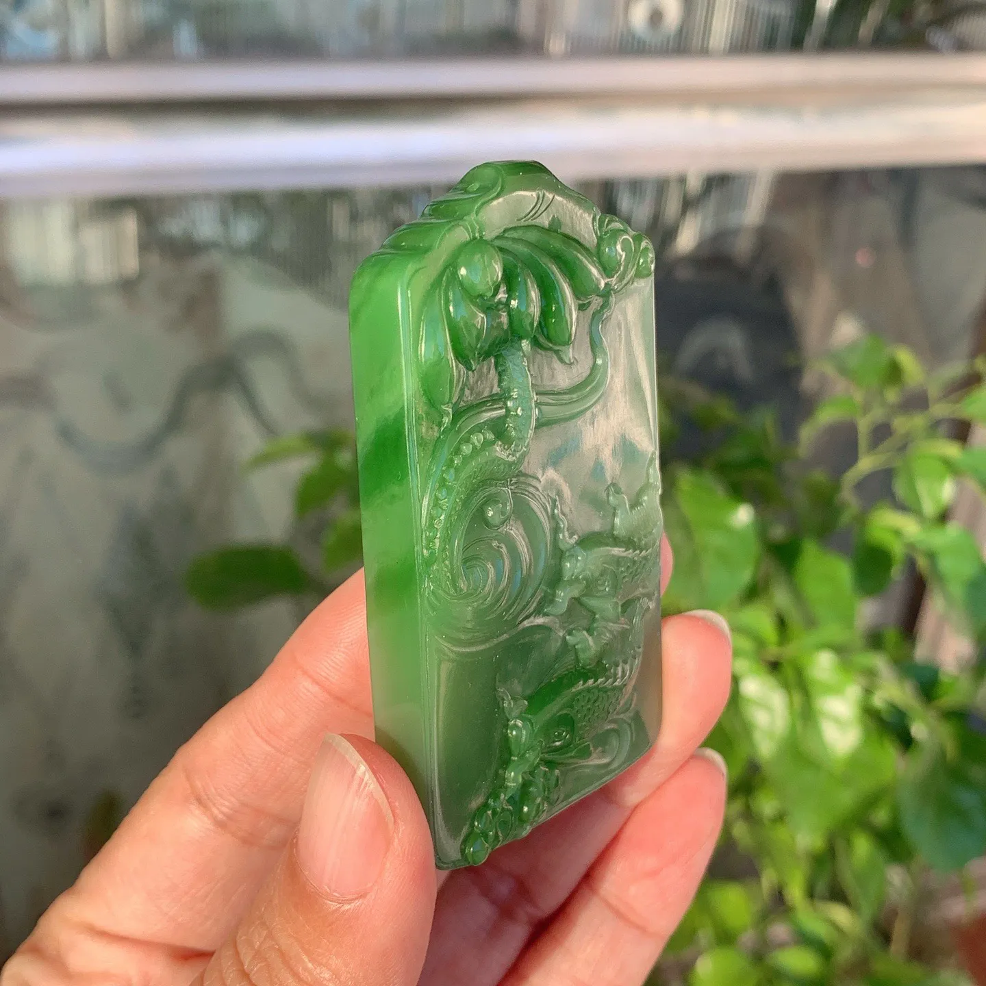 和田玉阳绿俄罗斯碧玉连年有余牌子挂件。尺寸72/43/10重71.8克。玉质细腻油润。手推出油。品相