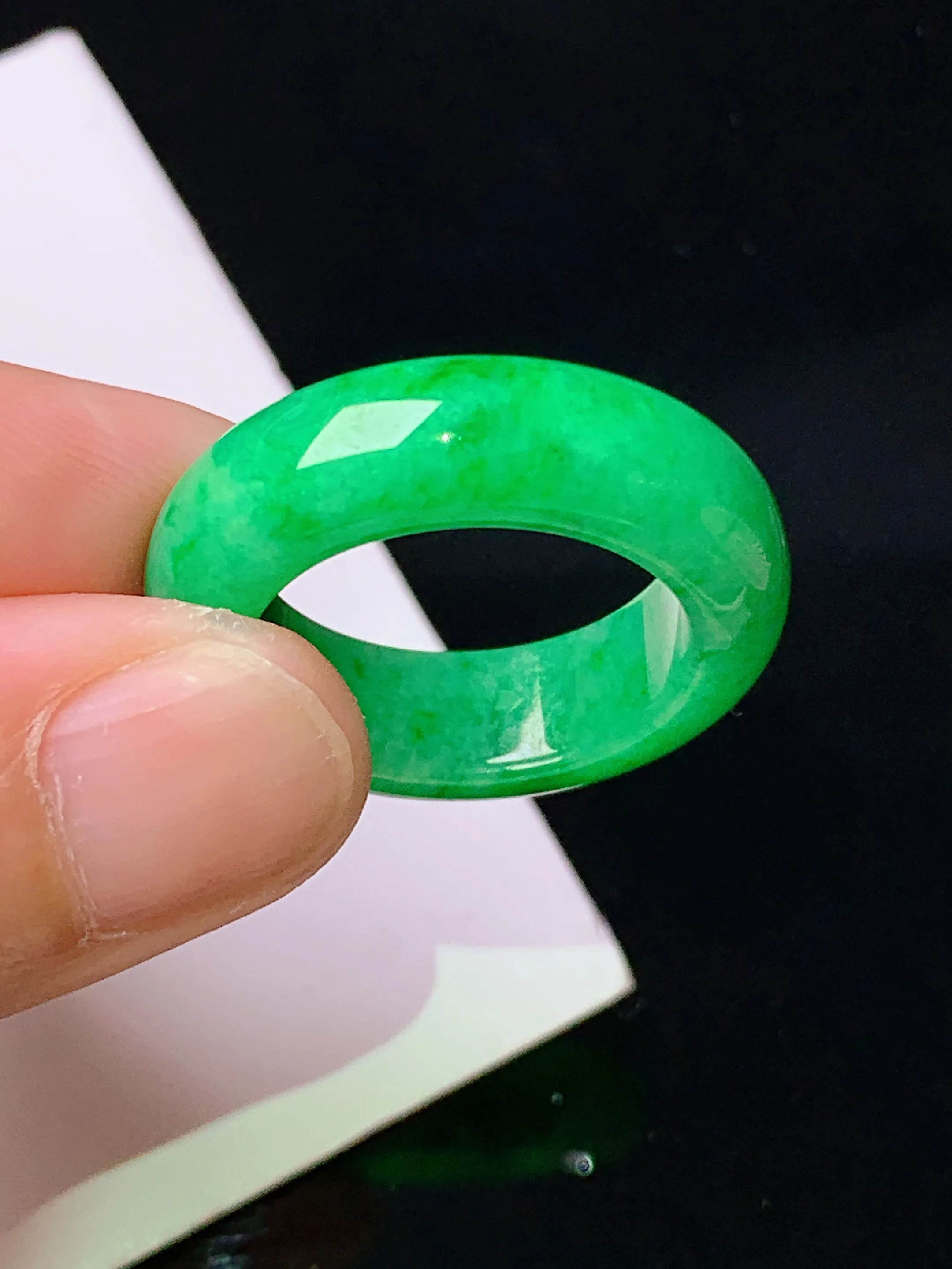 翠绿指环 玉质细腻 色泽艳丽清新 圈口15.5 整体尺寸26.2*6.7*4.3